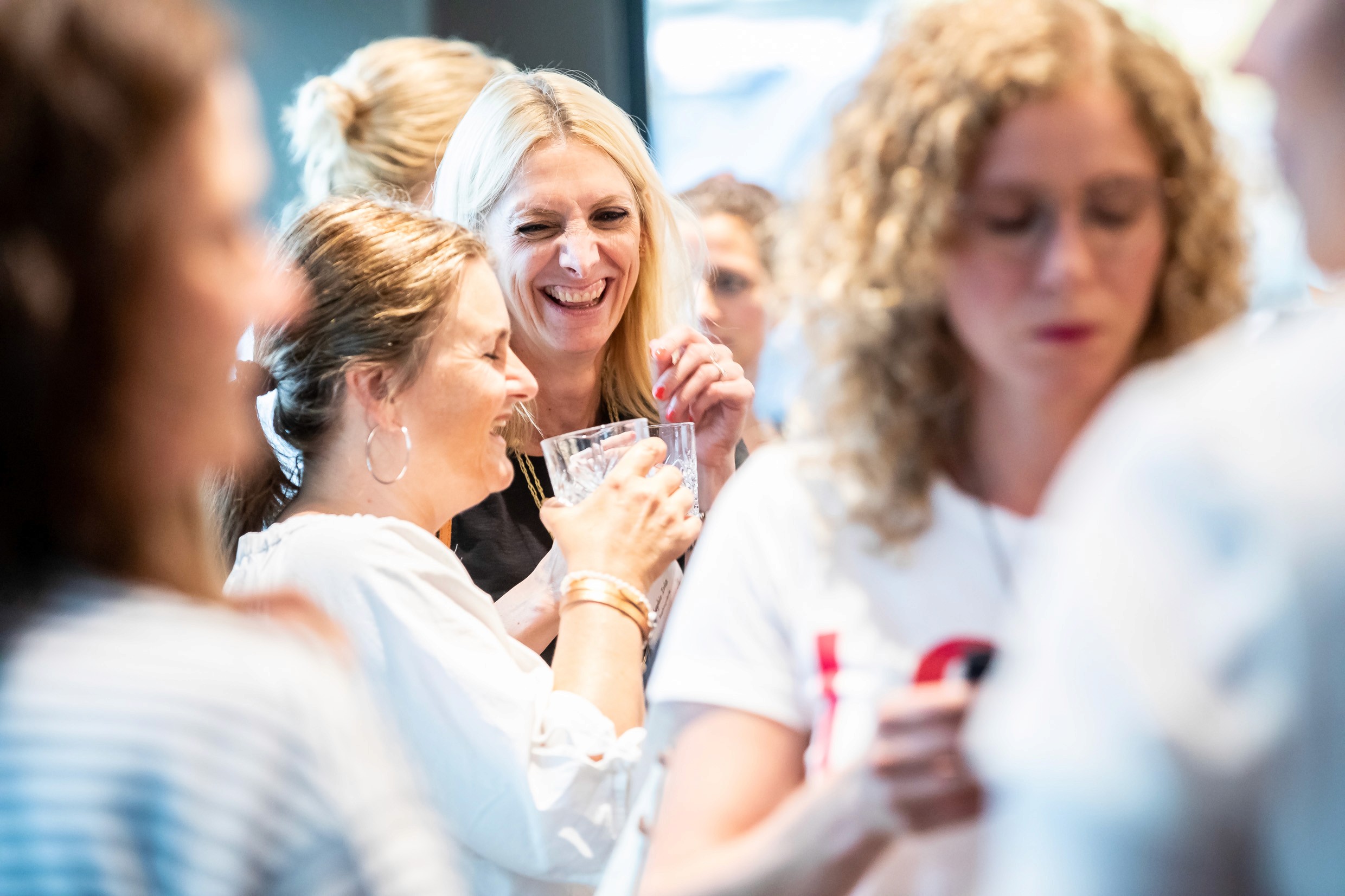 Preisträgerinnen stehen bei einer Awardverleihung gemeinsam auf der Bühne und halten ihre Auszeichnungen.