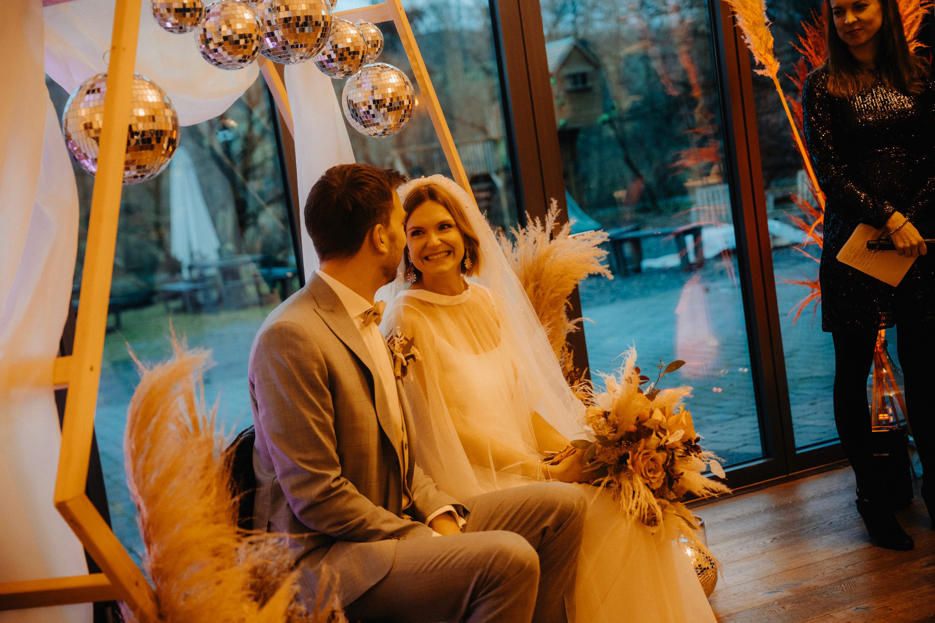 Hochzeitspaartpaar mit Dekoration