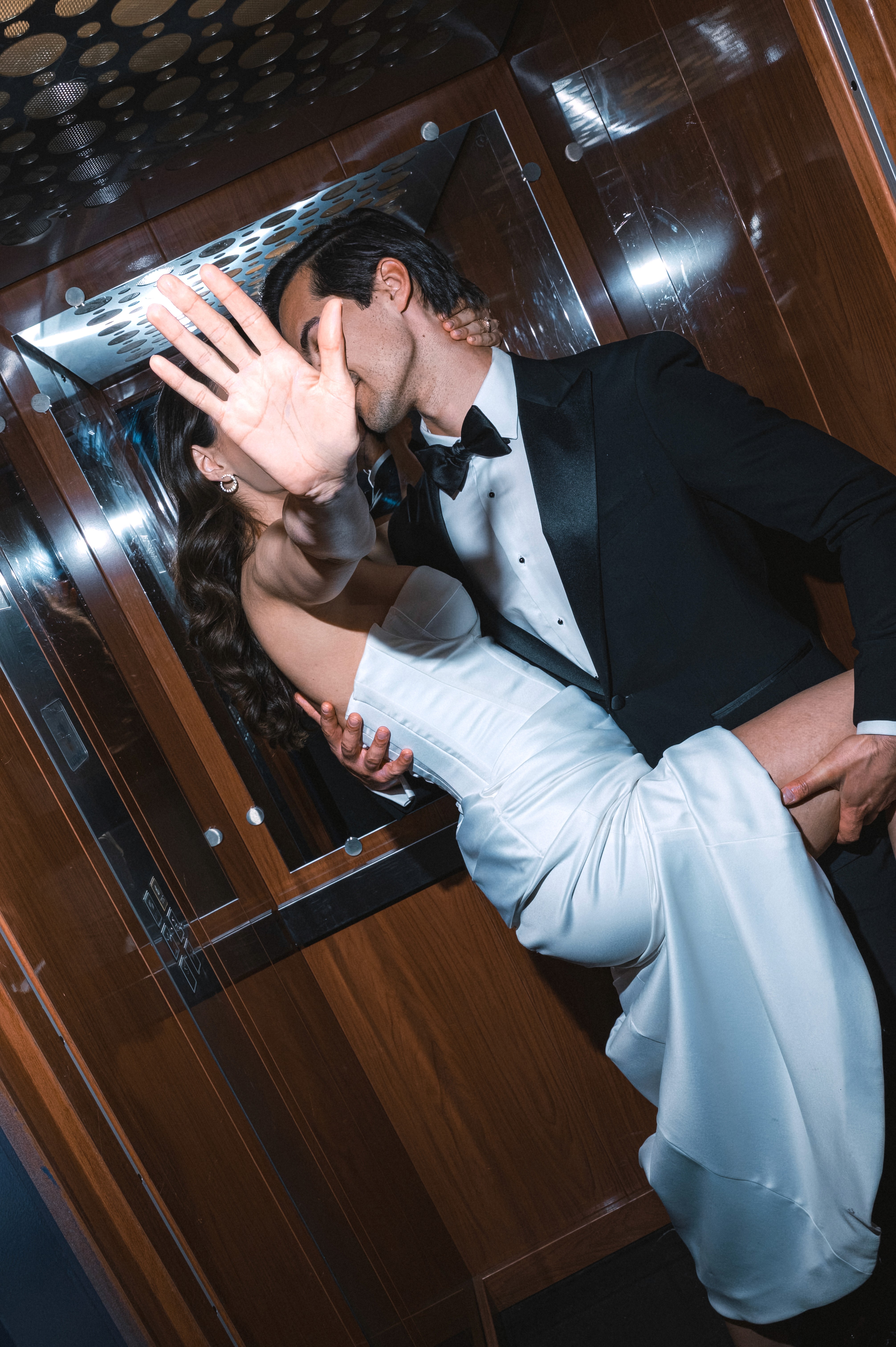 miri într-un moment apropiat in lift, stil editorial de nunta