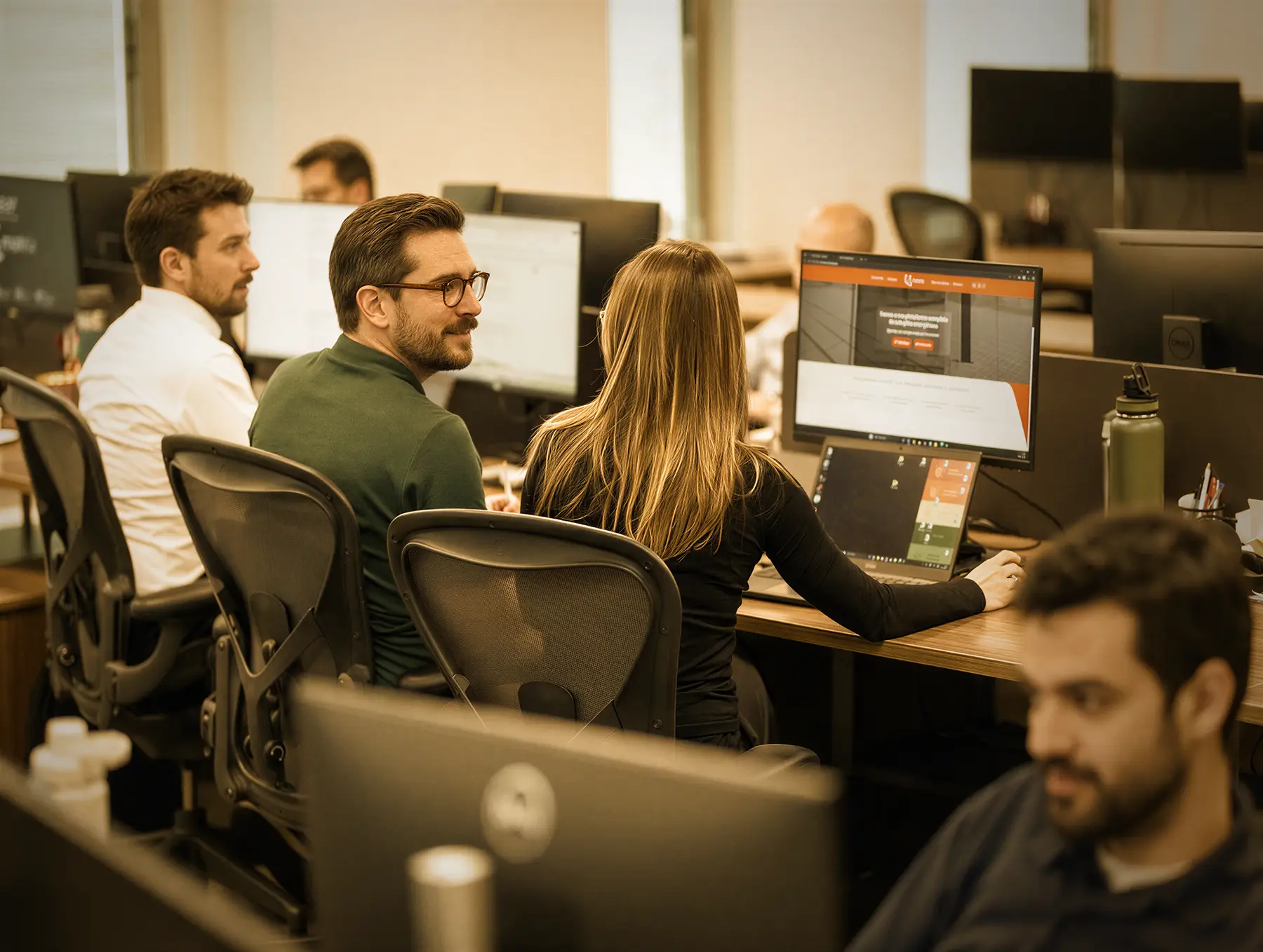 Colaboradores durante a jornada de trabalho no escritório da Matrix