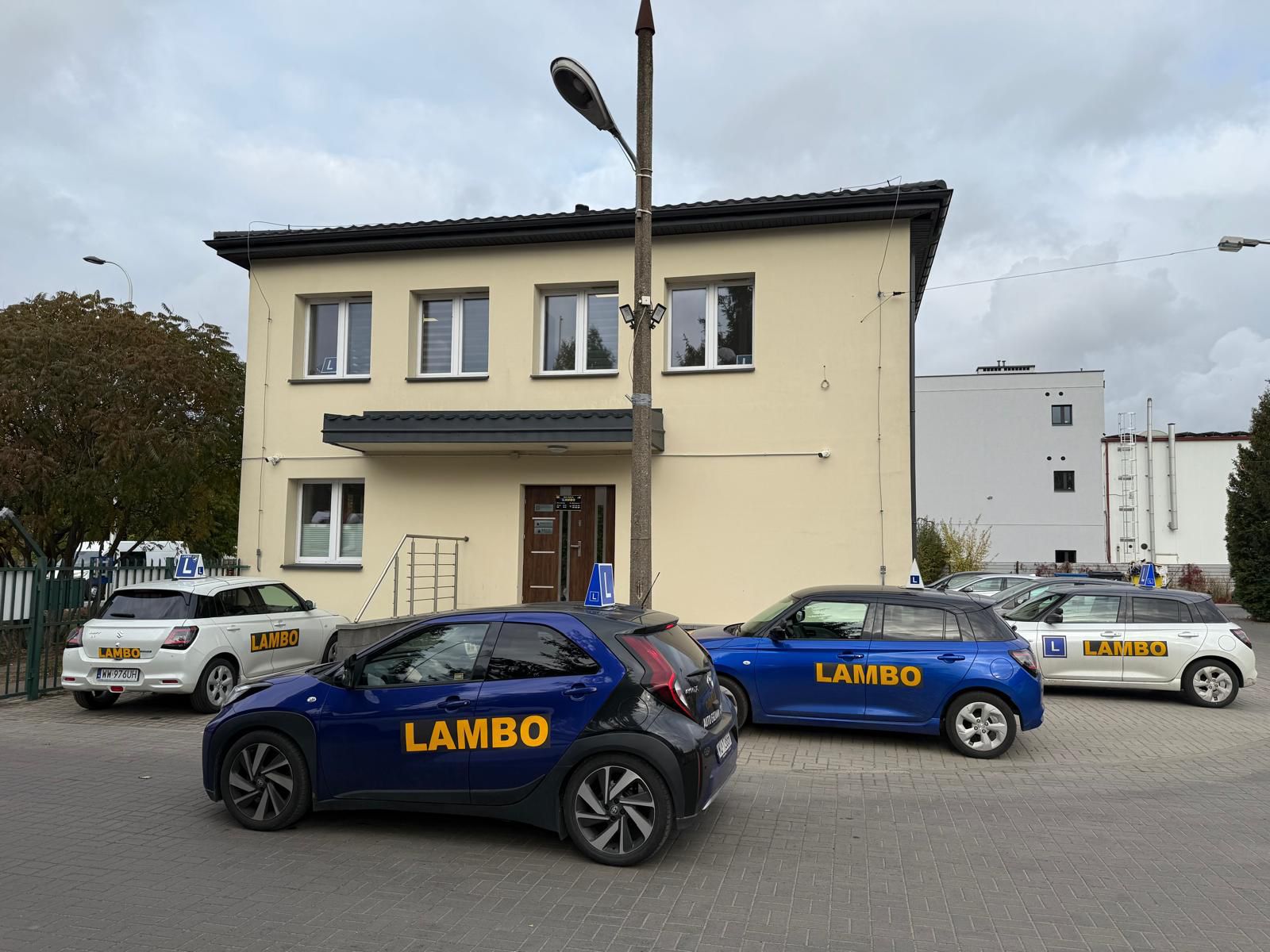 Samochód OSK Lambo używany podczas zajęć praktycznych nauki jazdy