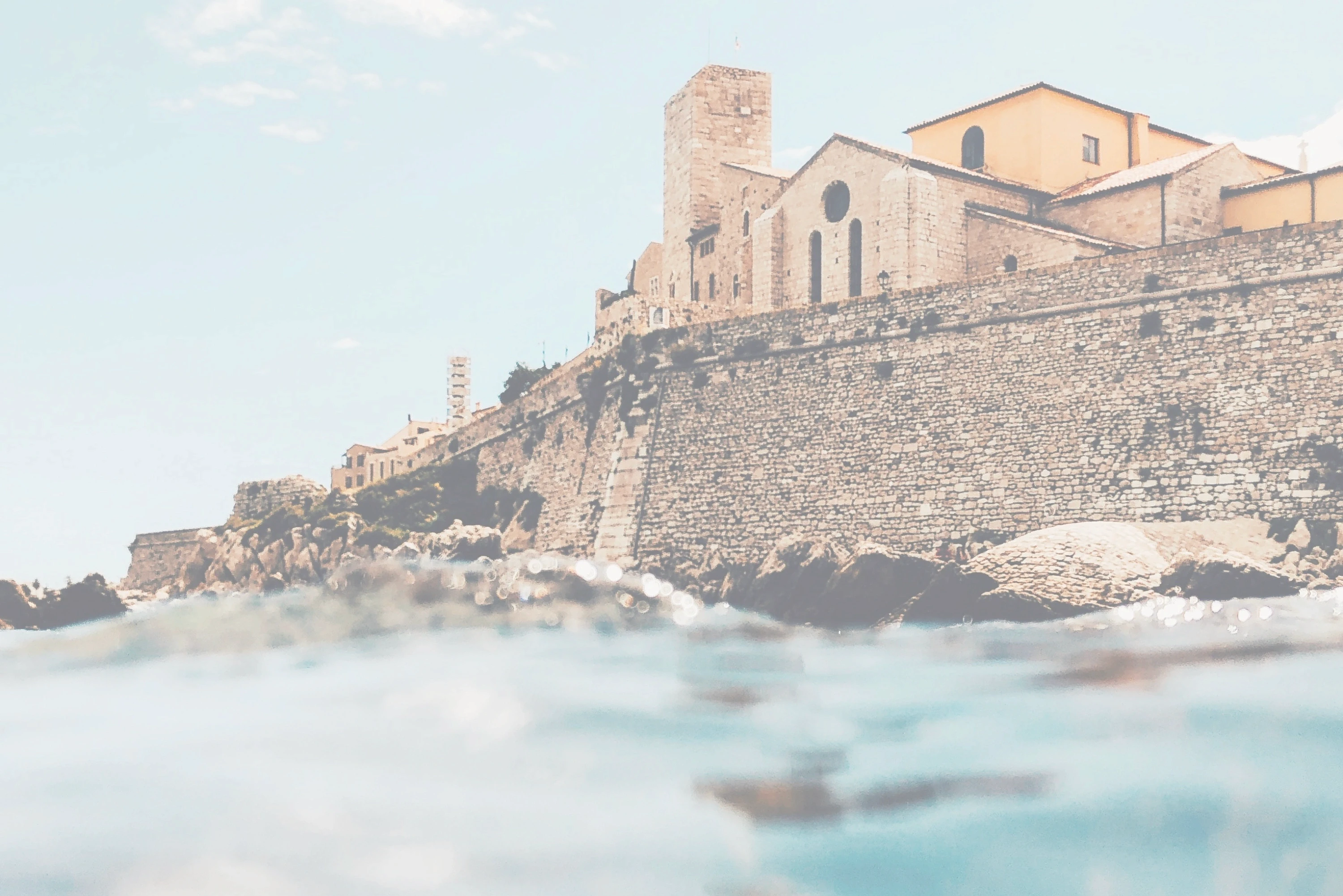 Vue d'Antibes et du port — peintre en bâtiment Côte d'Azur