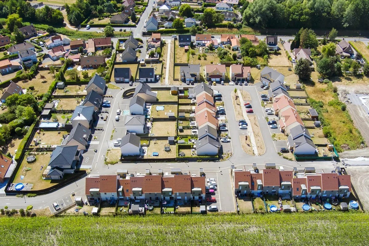 Vue aérienne d’un quartier pavillonnaire résidentiel — Anteale | Yann Manac’h, photographe pro Lille Nord