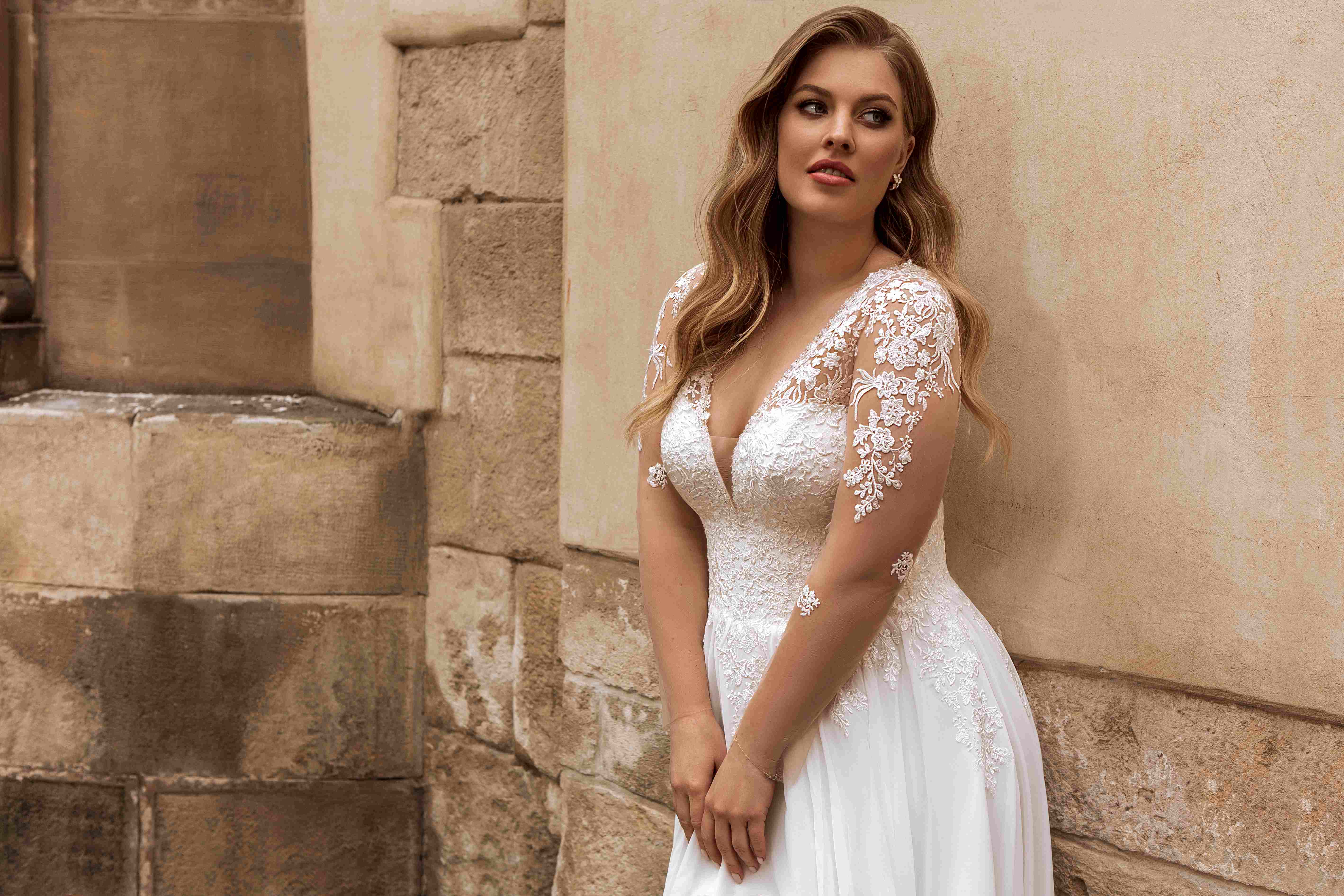A-Linie Brautkleid mit V-Ausschnitt in großer Größe