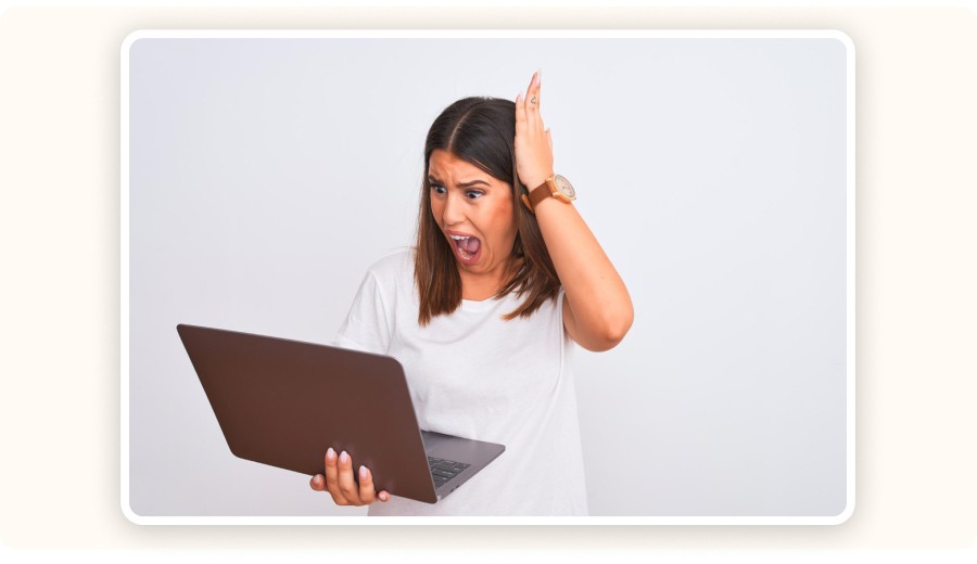 Femme choquée devant son ordinateur portable