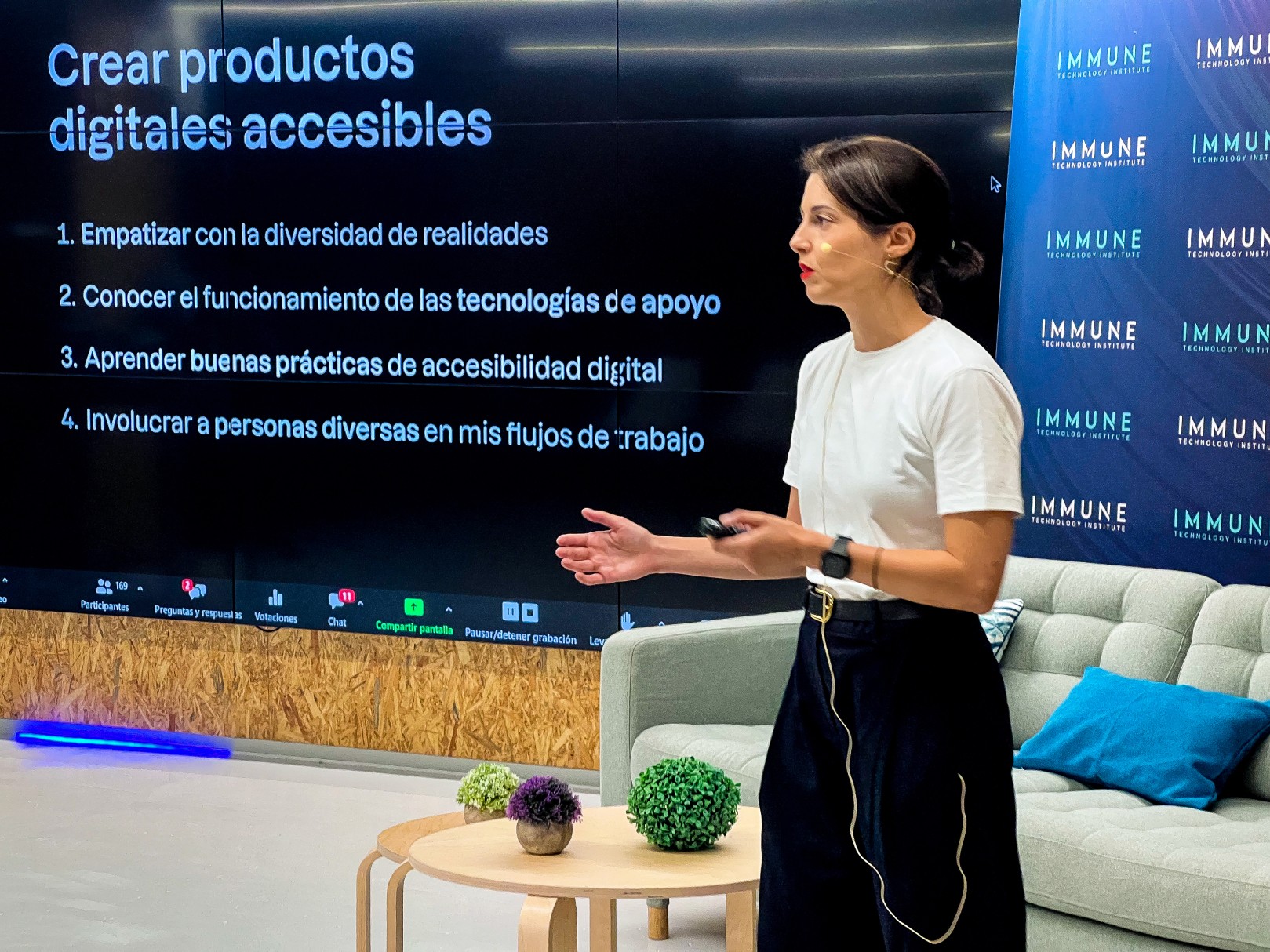 Fotografía donde aparece Lorena Ramos dando una formación en un evento de IMMUNE