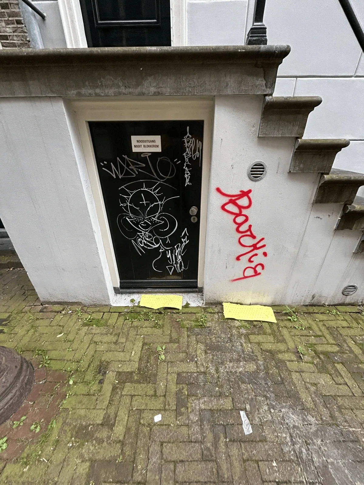 Fotocollage van graffiti verwijderen / anti-graffiti coating door Qlean Facility Group