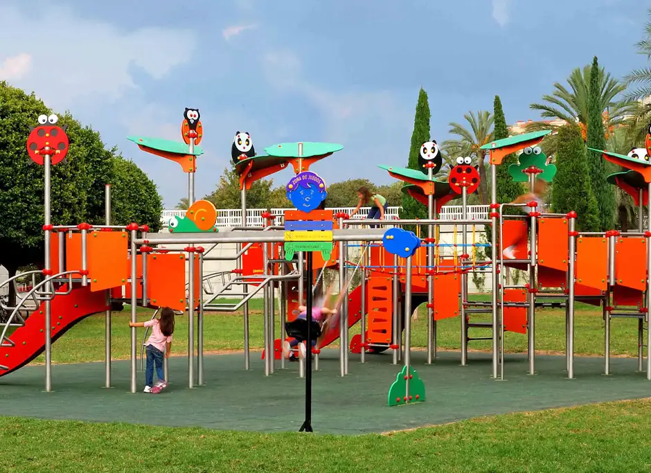 parque con juegos infantiles instalacion