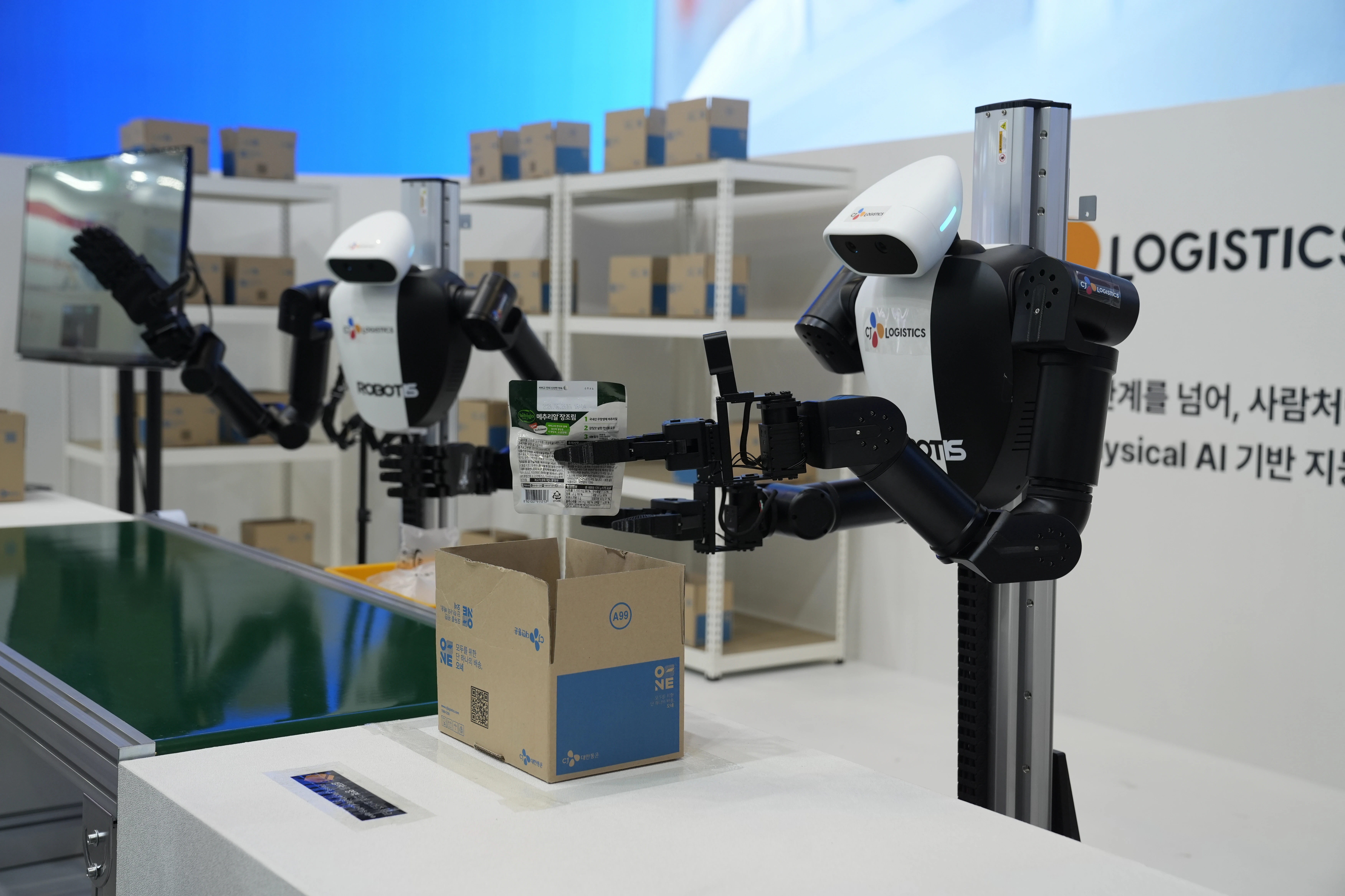 가장 많은 관람객들의 발길을 멈추게 한 주인공은 바로 세미 휴머노이드 물류 로봇이었습니다. 이 로봇은 물류 센터 내부의 완전 자동화를 완성할 핵심인데요. 현재 CJ물류센터에서 개발 및 실증을 진행 중인 모델입니다.