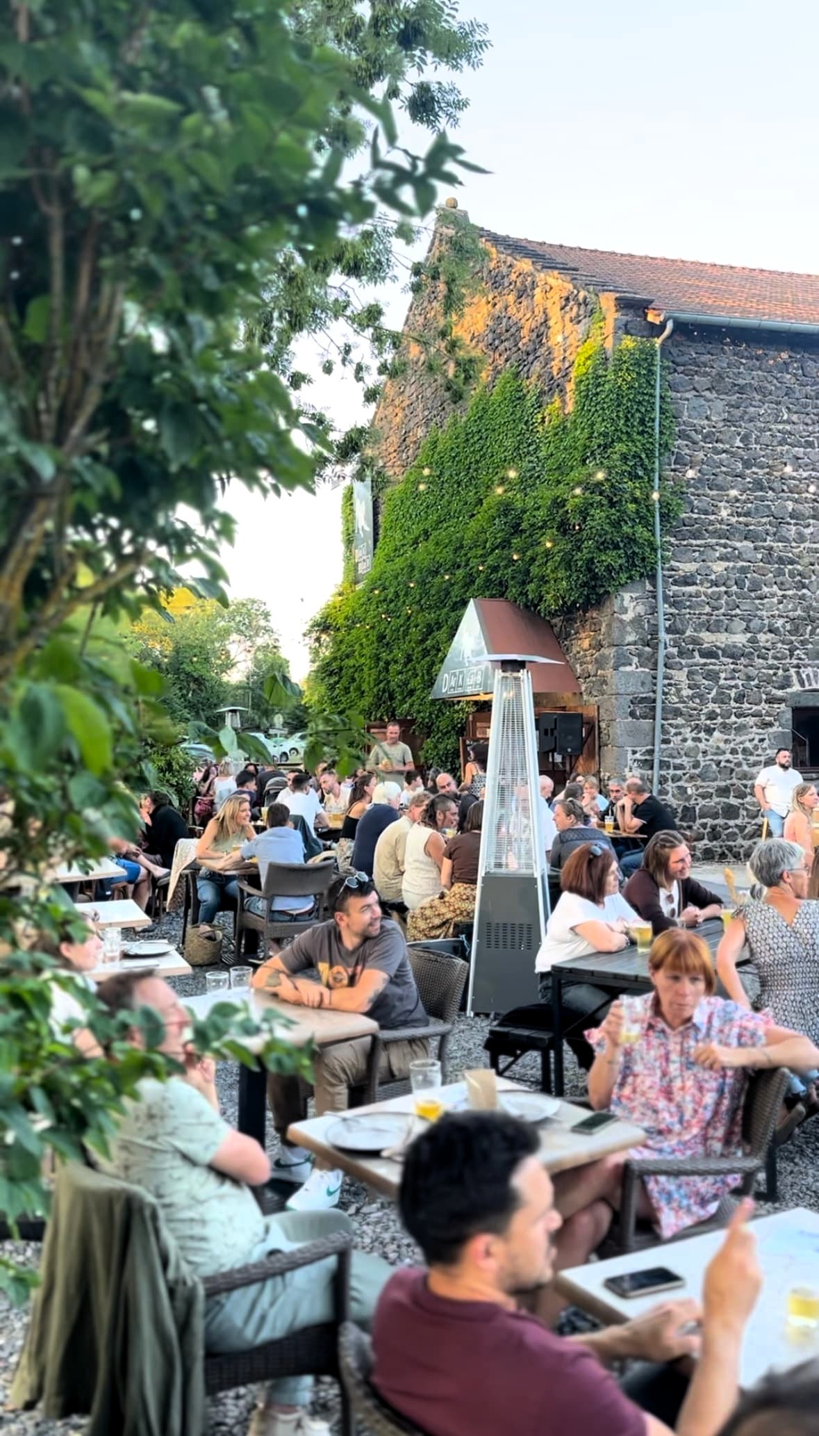 clients en terrasse du brewpub une soirée d'été