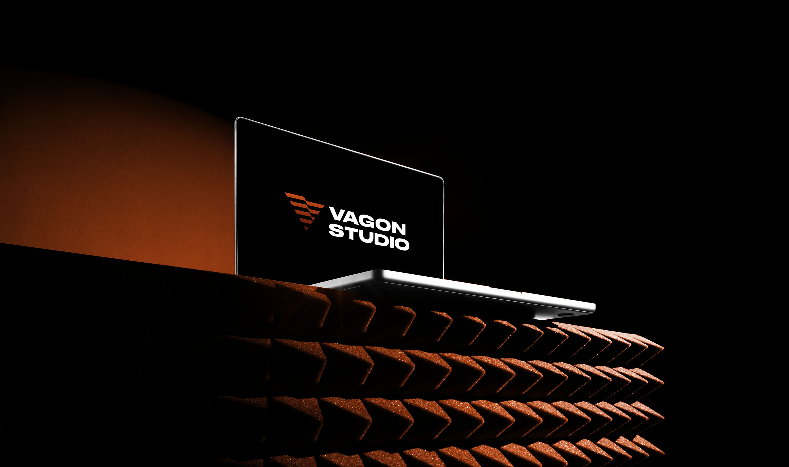 Zdjęcie laptopa, na którym wyświetlone jest logo Vagon Studio