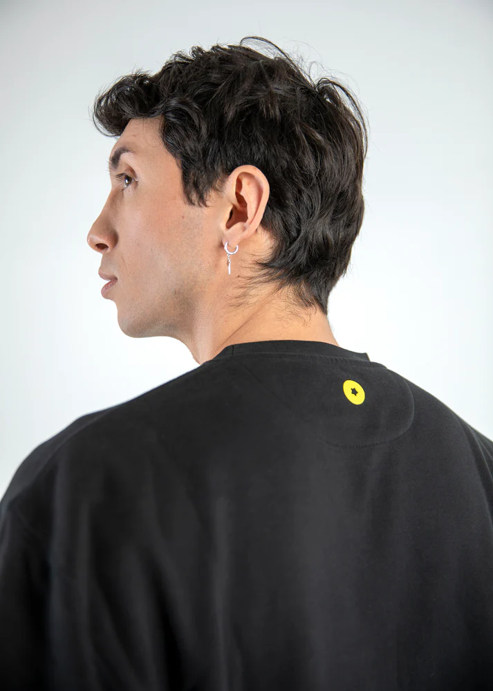 Etiqueta de marca en prenda textil personalizada — producción Barcelona