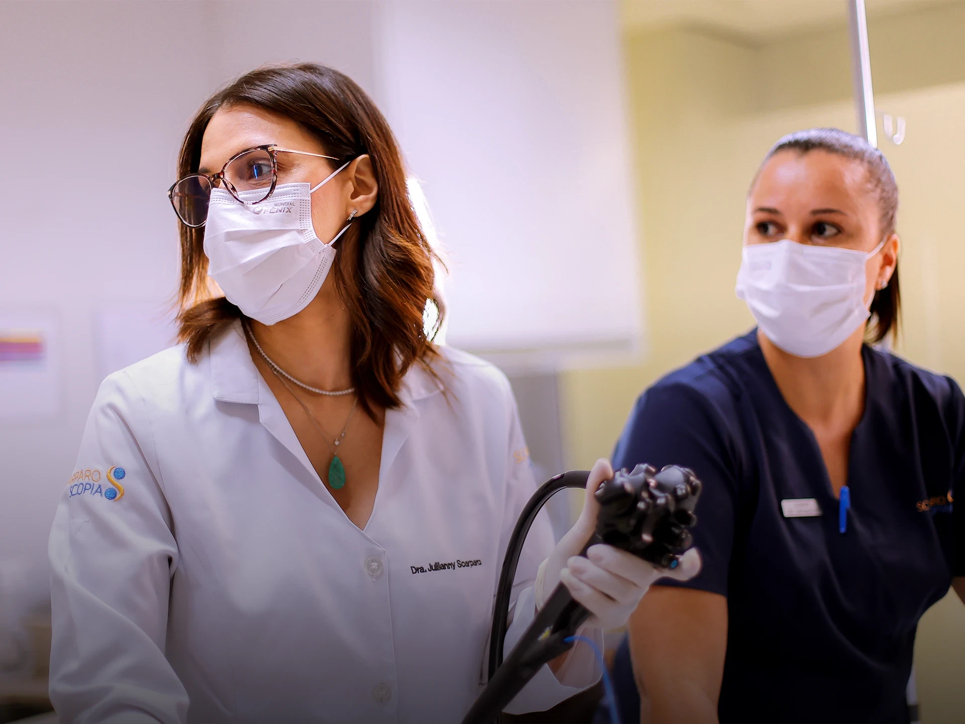 doutora julliany realizando procedimento com enfermeira