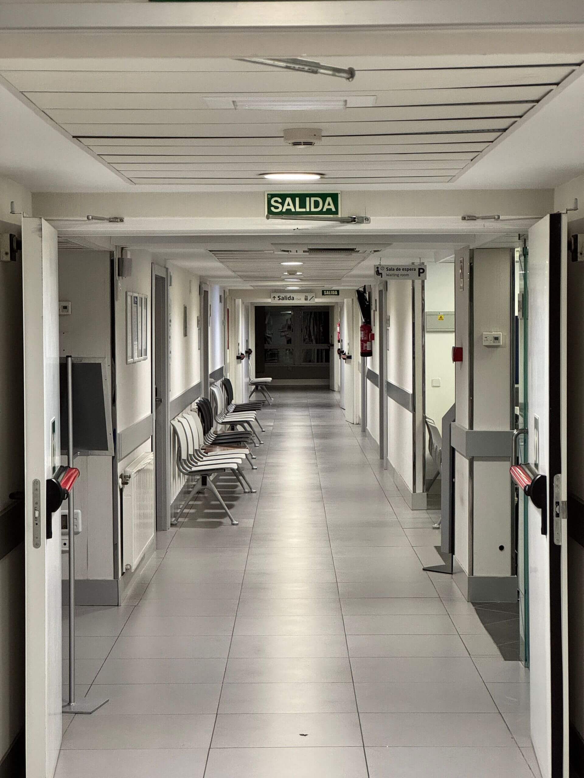 Puerta automática hermética en pasillo hospitalario con operación sin contacto