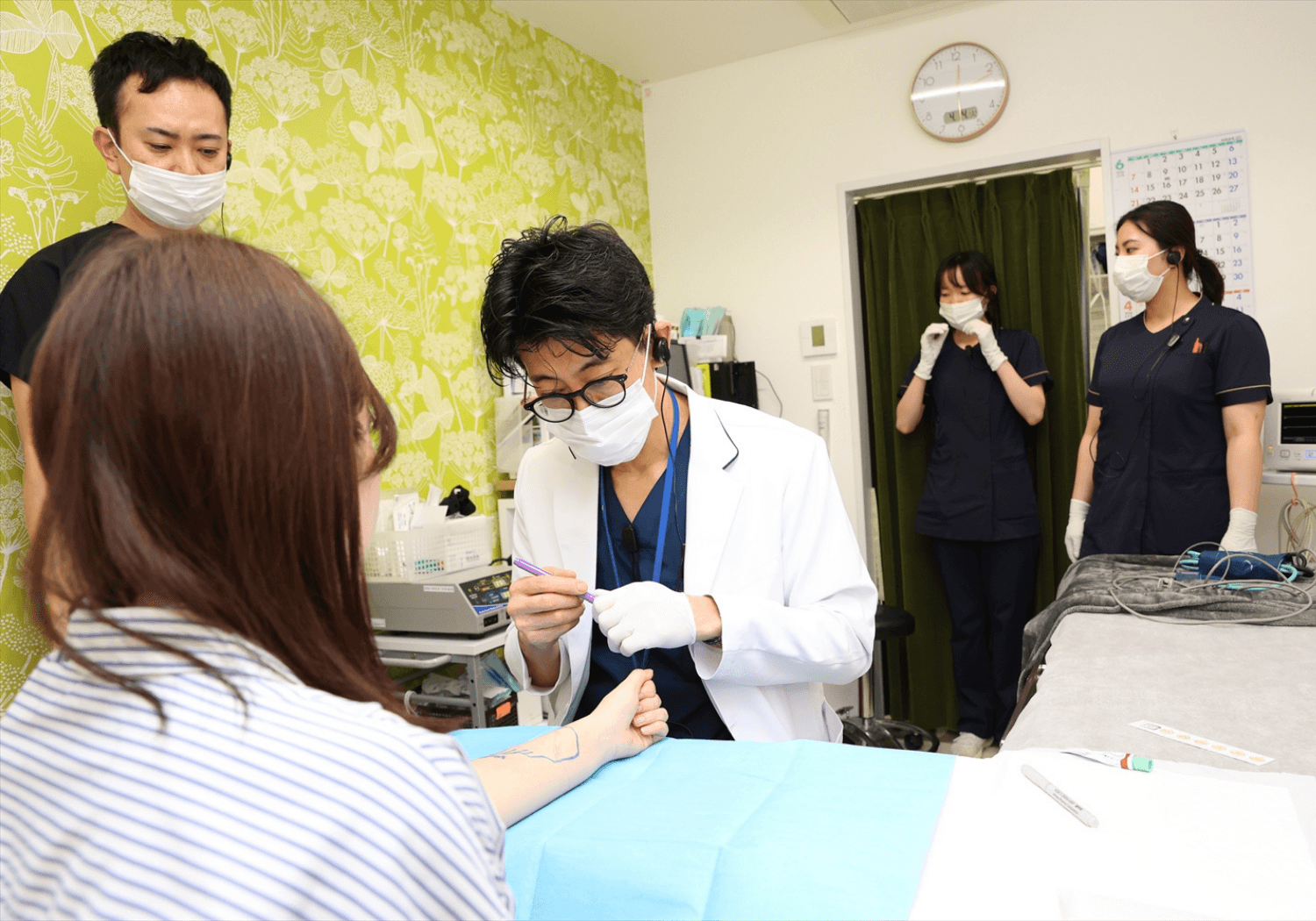 女性患者の治療をする形成外科医・村松英之先生