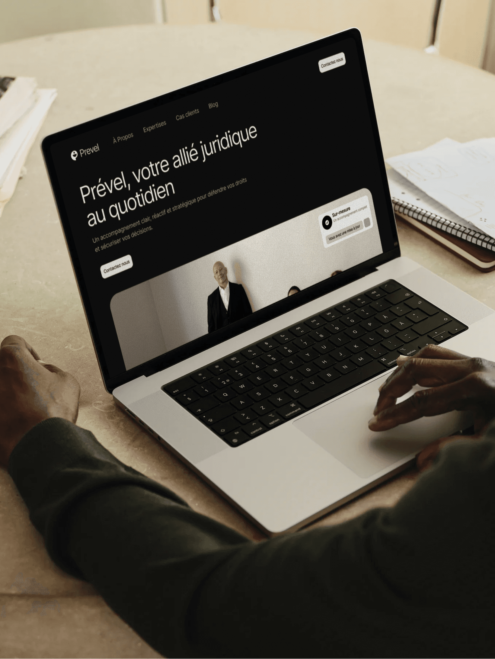 bureau avec un ecran d'ordinateur avec le site psh sup