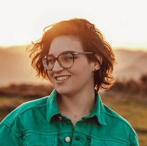 Portrait d'une femme qui souri avec le soleil dans le dos