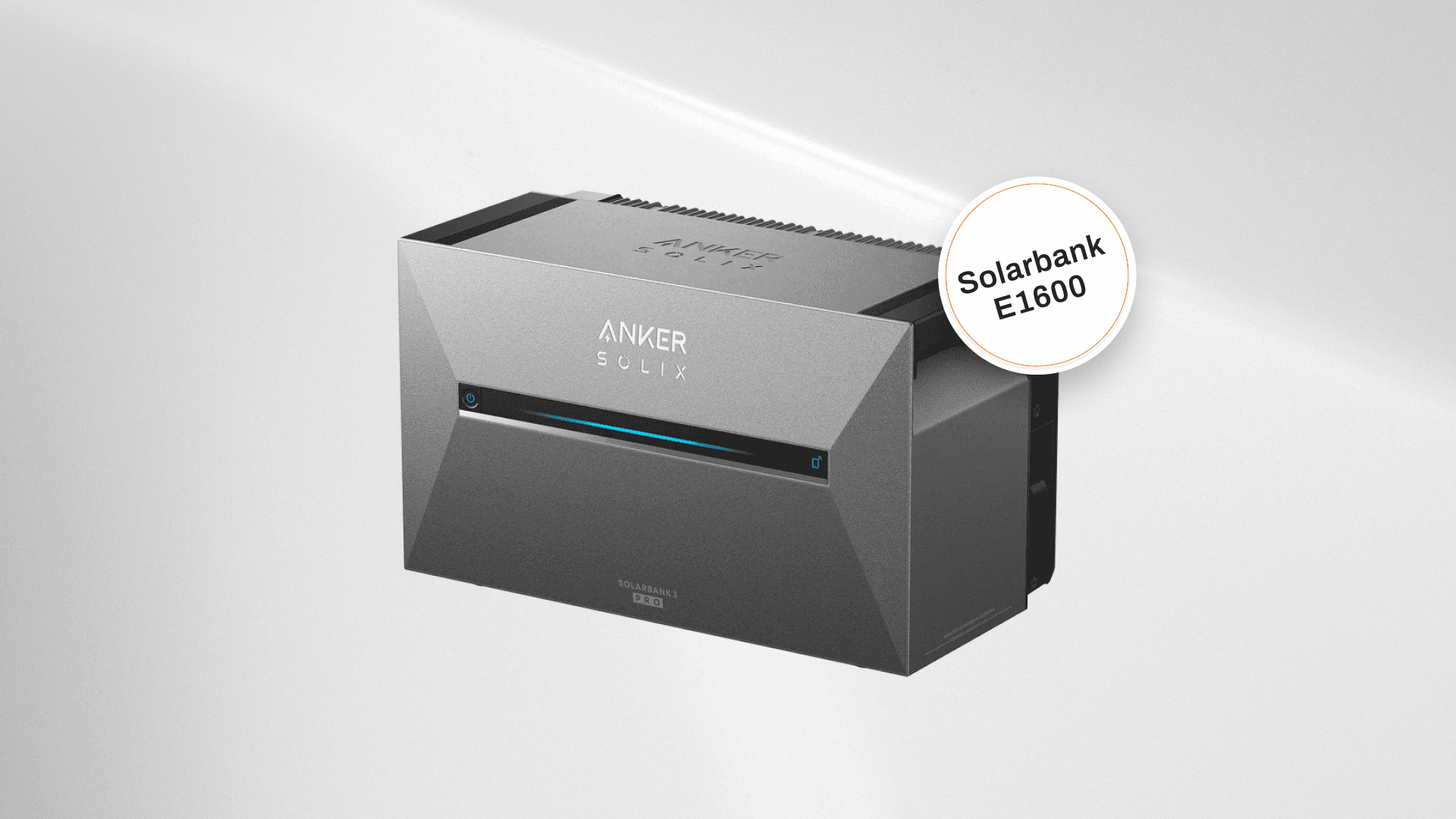 Eine kompakte Solarbatterie vor einem weißen Hintergrund.