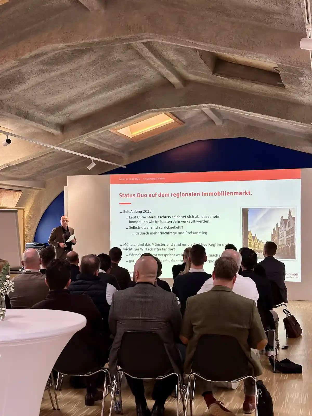 Zweigeschossiges Wohngebäude mit Klinkerfassade, Balkonen und Eingängen in der Frontansicht