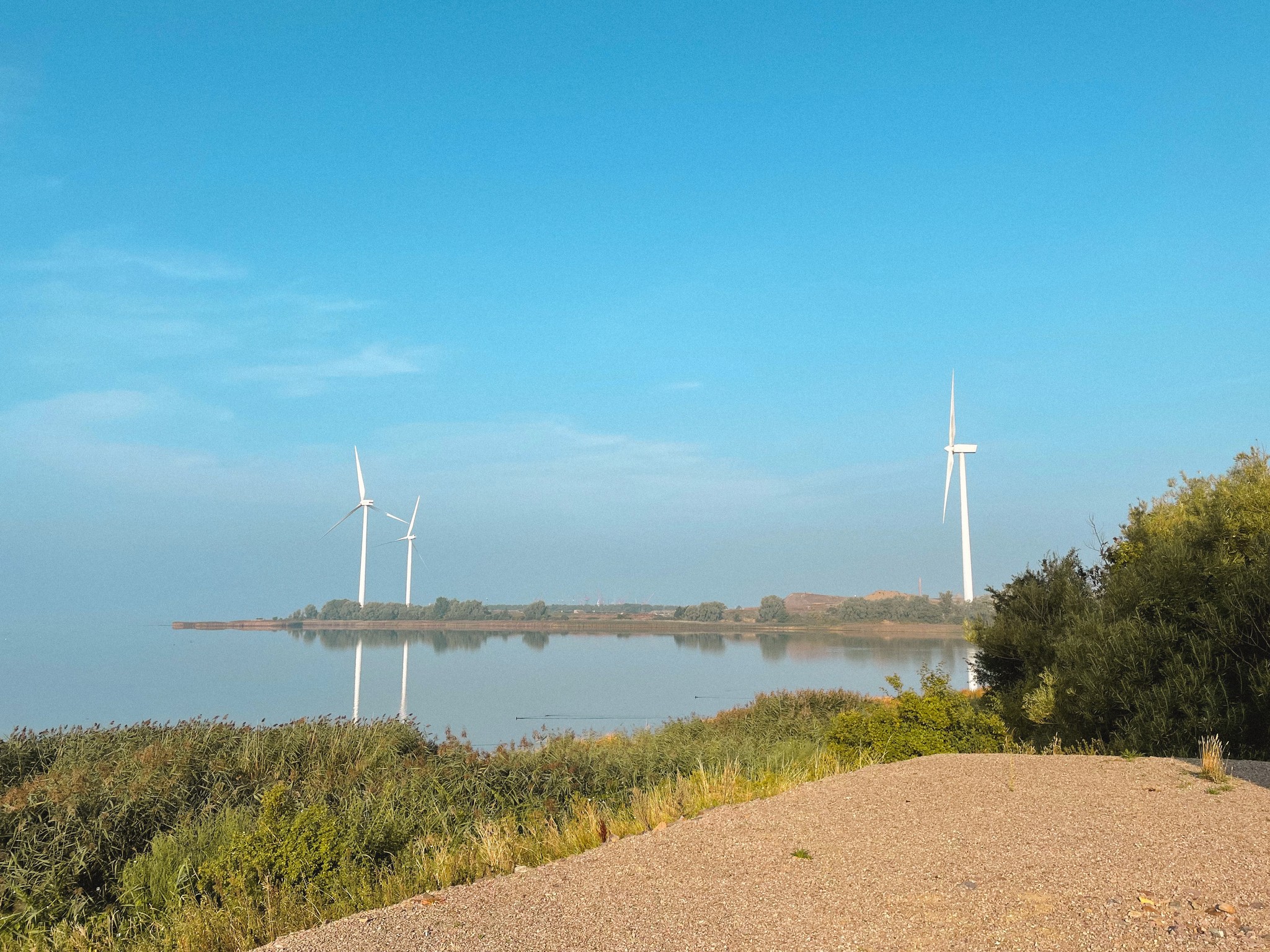Landskapsfoto av Lundåkra vindpark med alla tre turbiner