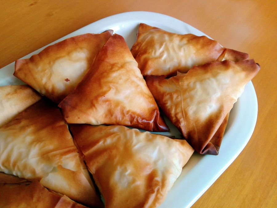 Vassoio di triangoli di pasta fillo tonno, piselli e patate