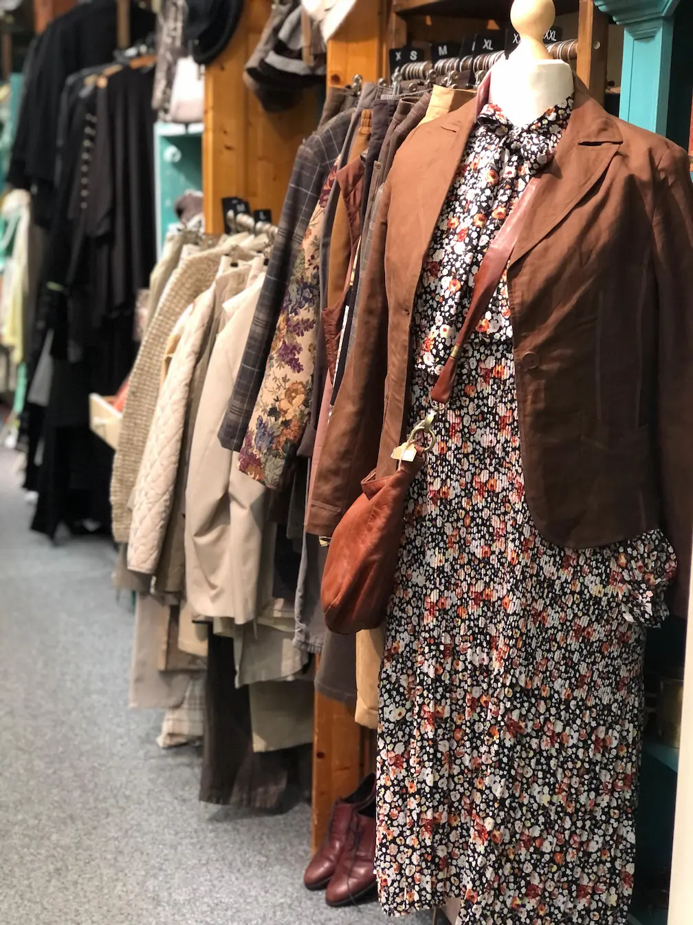 Seconad hand kleidung die auf einer Puppe ist