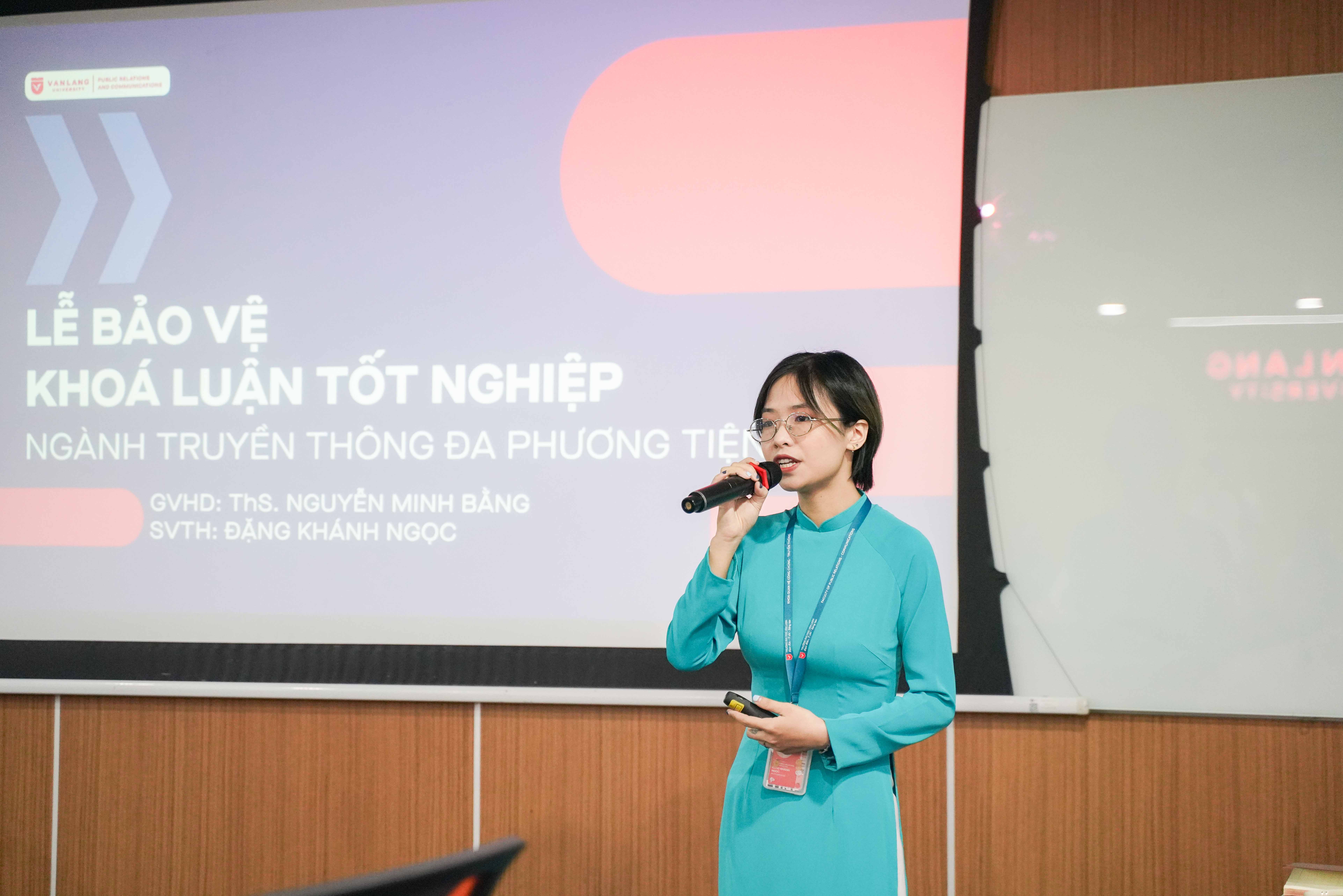 vlu-sinh-vien-khoa-27-nganh-quan-he-cong-chung-va-truyen-thong-da-phuong-tien-bao-ve-khoa-luan-tot-nghiep-b.jpg
