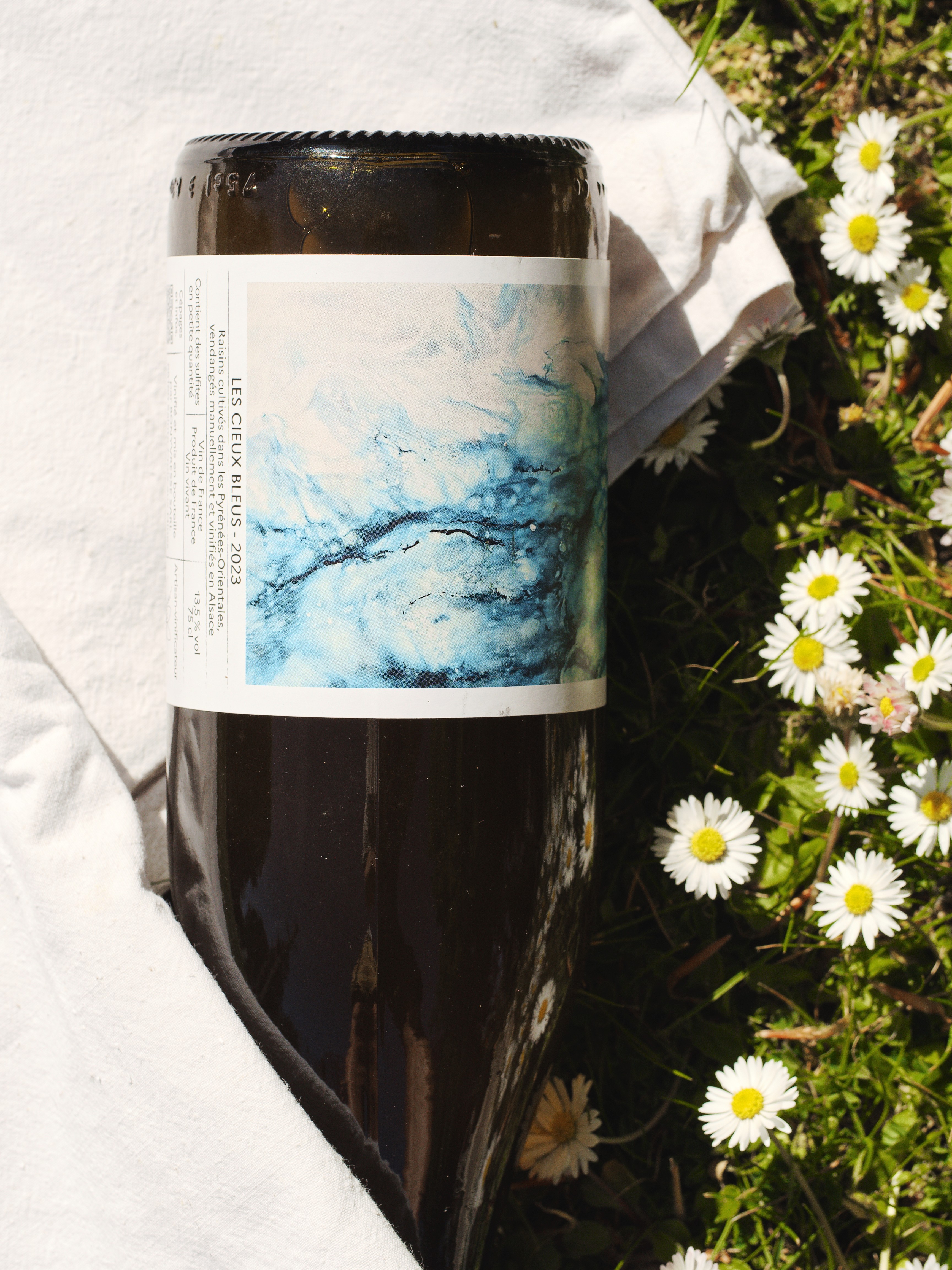 Photographies sensibles et naturelles mettant en valeur les bouteilles de vin nature vendues par Paris 90 à Copenhague