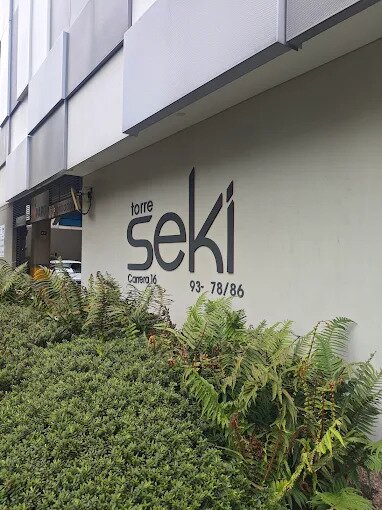 Fachada del edificio de la oficina en Bogotá