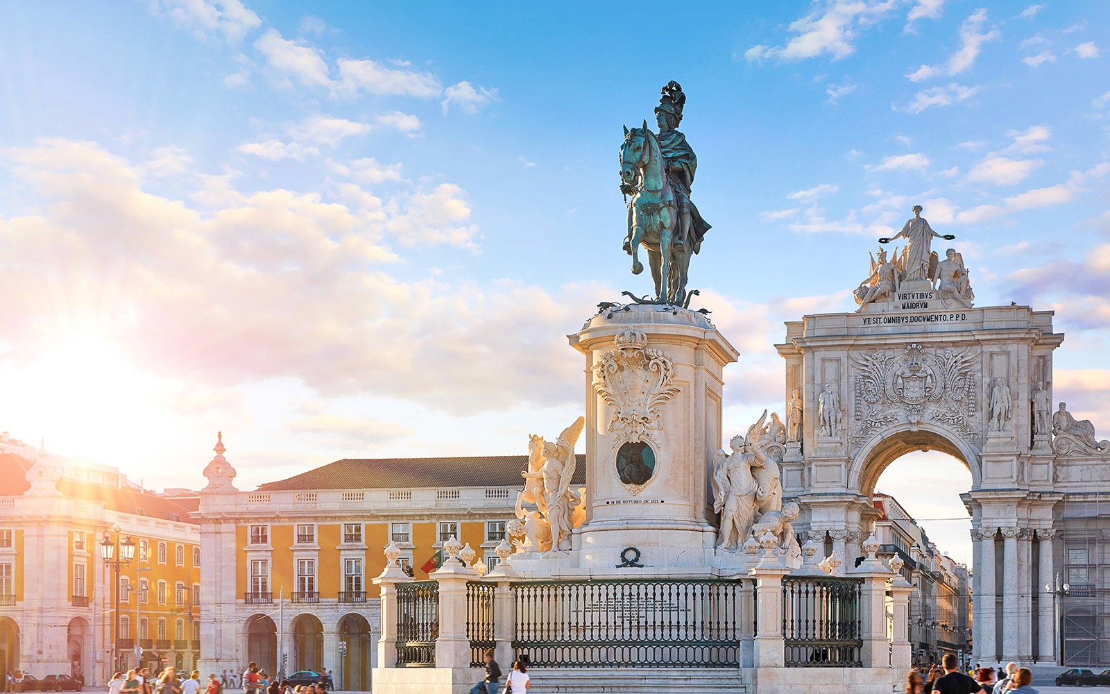 里斯本商业广场的雕像与凯旋门,葡萄牙。