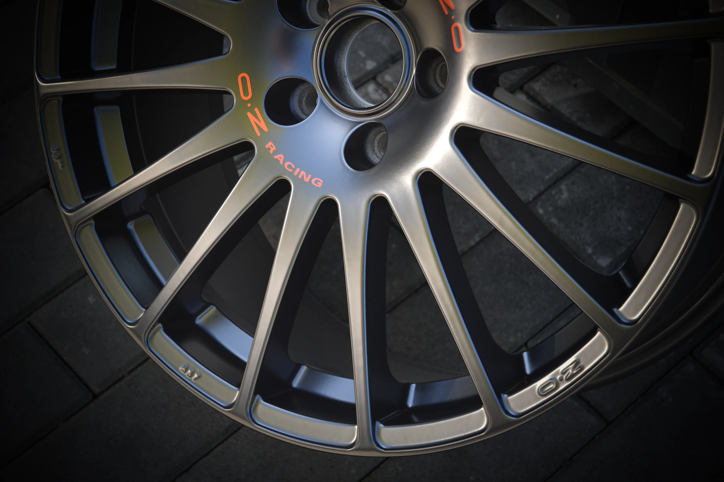 Detail der schimmernden Speichen einer OZ-Racing-Felge bei AT Plus.
