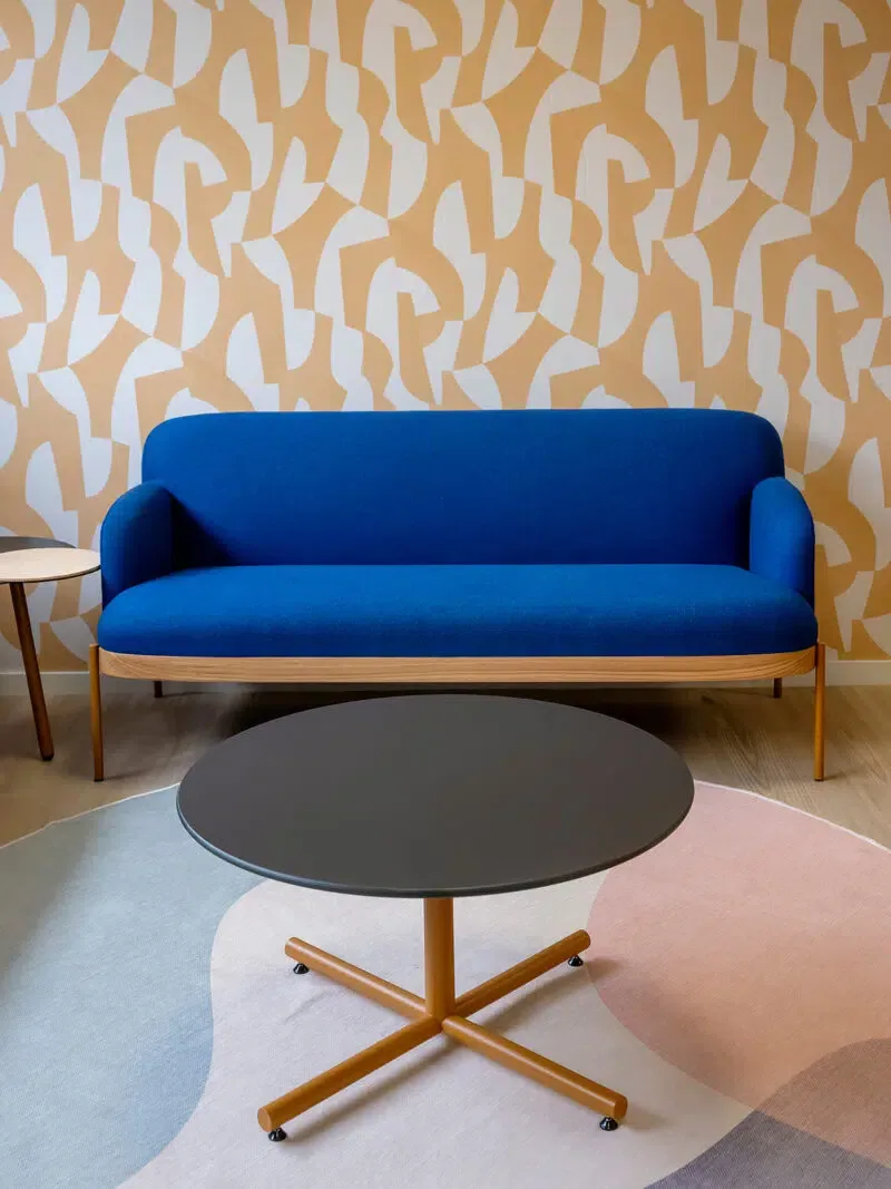 Mur décoratif jaune et canapé bleu — photo design intérieur Lille | Anteale Yann Manac’h 2025