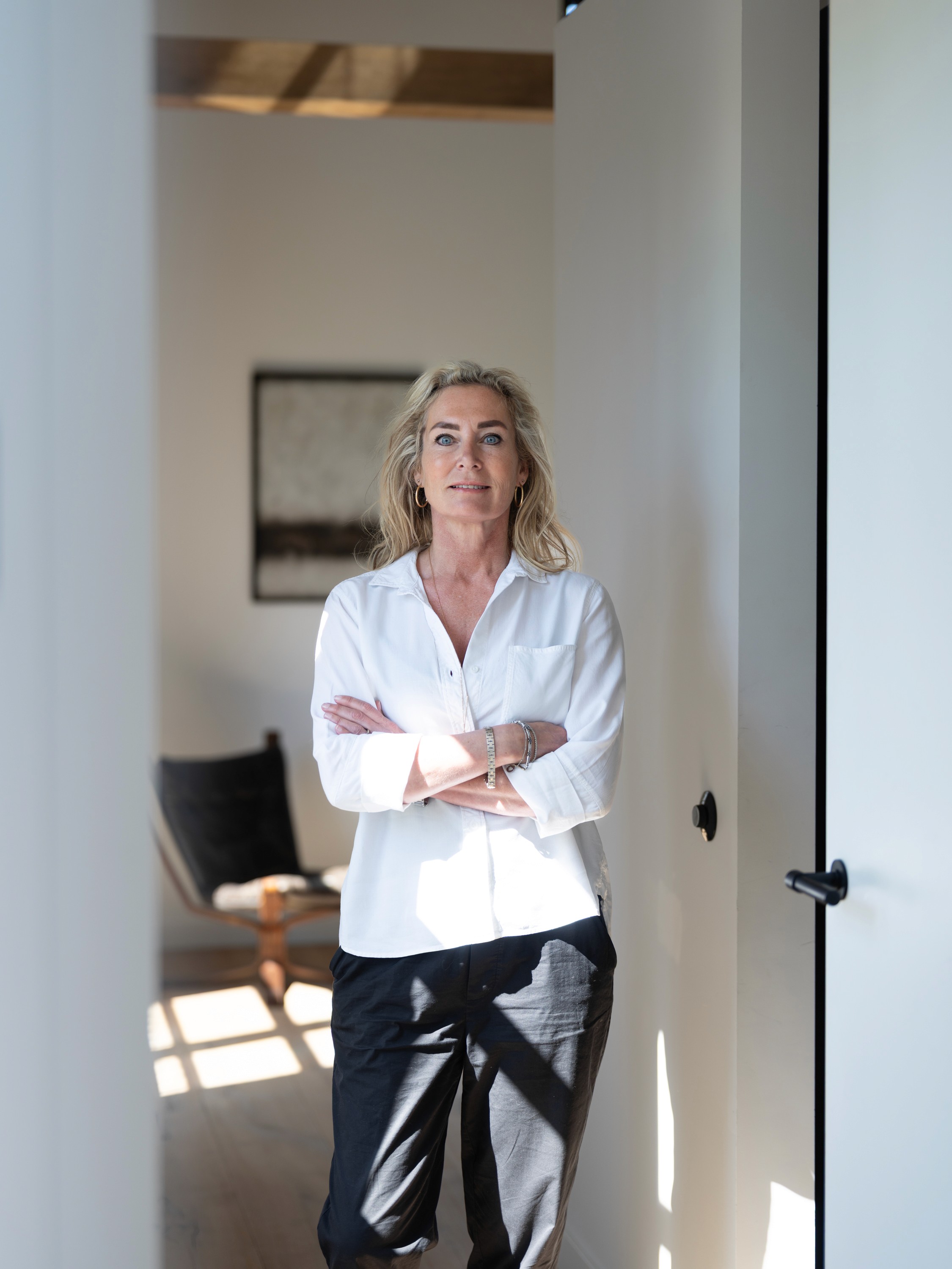Portrait of Inez Kuiper in The Factory House in Muiden, natural light from the window
