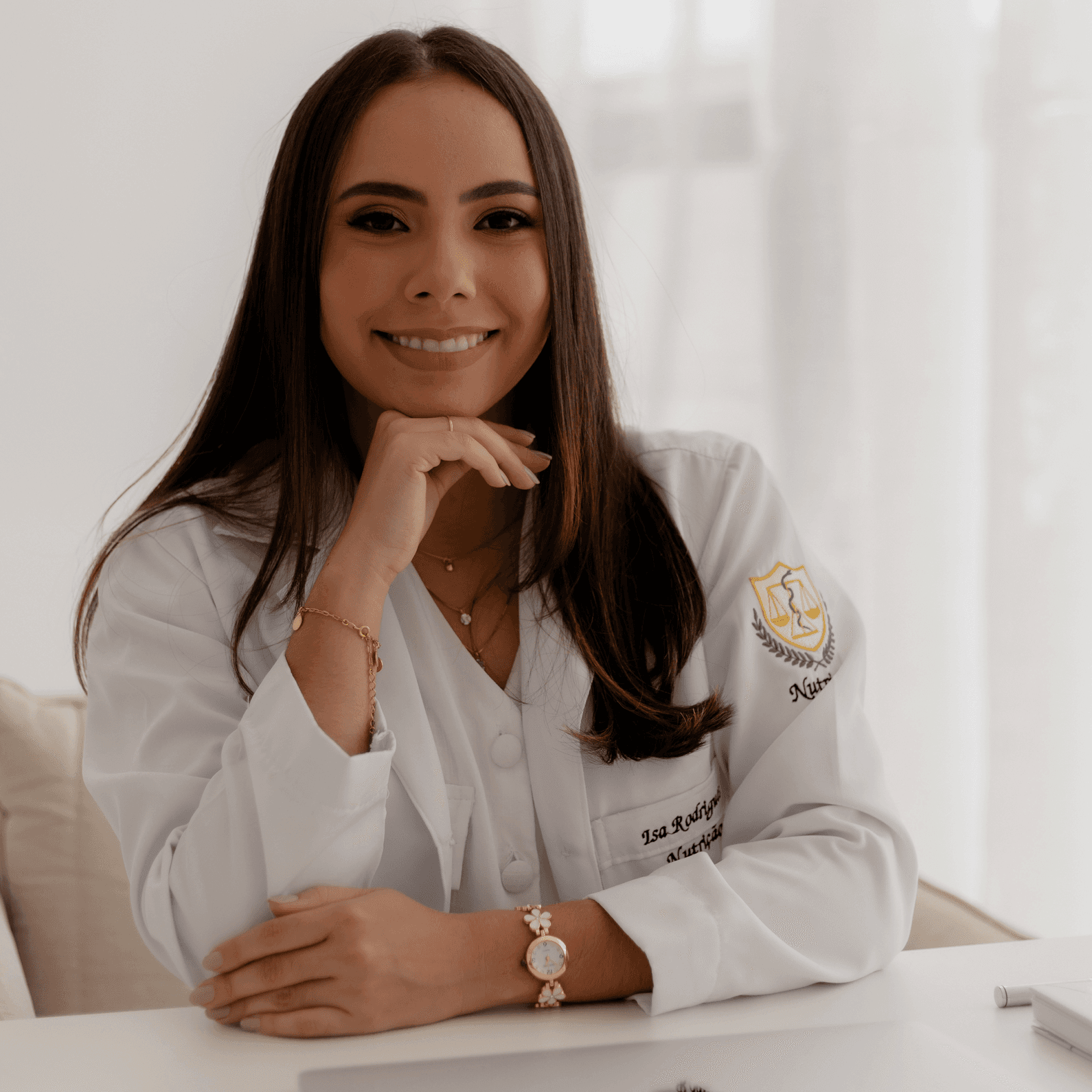 Isa Rodrigues, nutricionista reconhecida pelo seu trabalho com pacientes bariátricos, sorrindo de forma acolhedora em seu consultório. A imagem reflete a confiança e o comprometimento de Isa Rodrigues Nutricionista com a transformação da saúde e qualidade de vida dos seus pacientes.