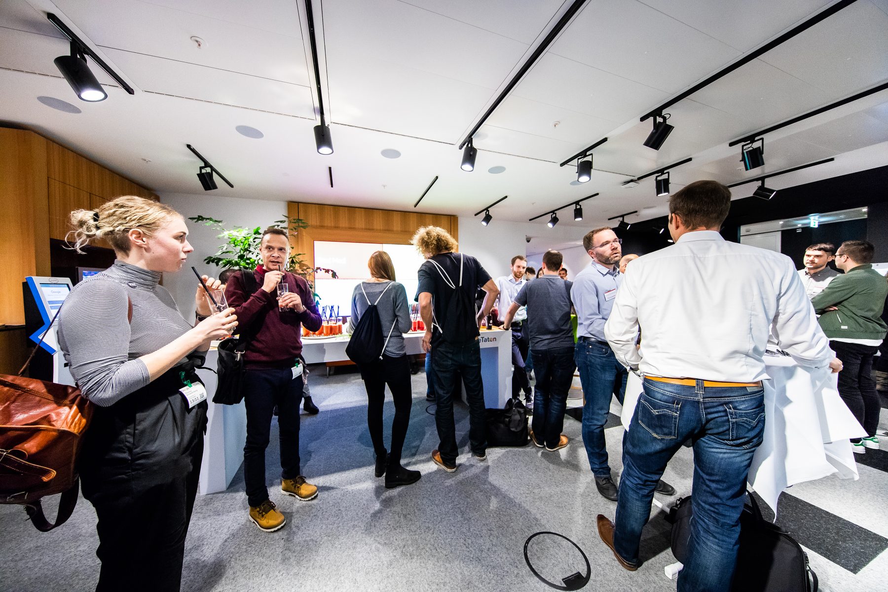 Mehrere Personen in einem Raum, in dem die Online-Marketing-Fachkonferenz stattfindet