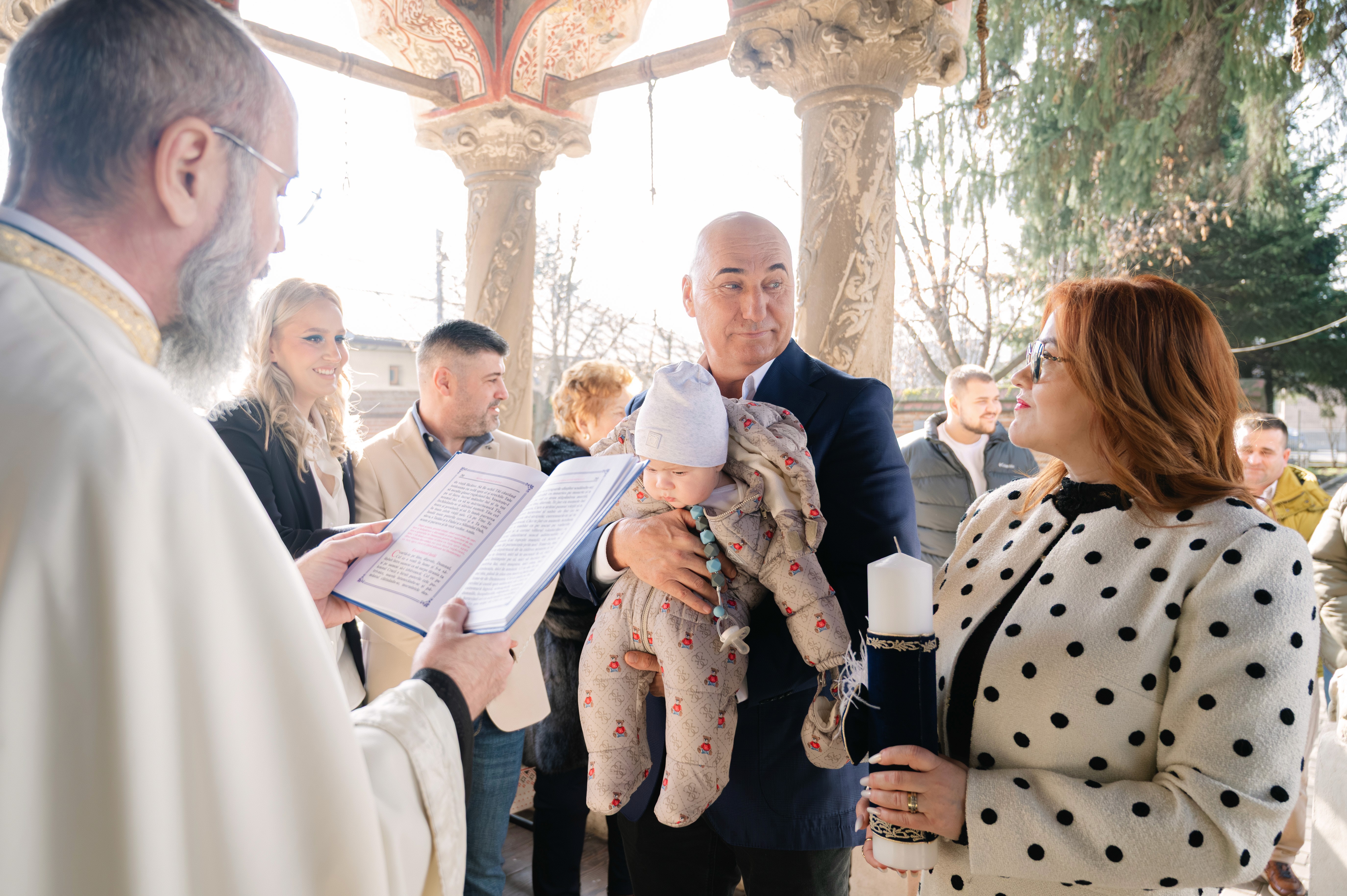 Ceremonie de botez la Biserica Fundeni Doamnei din București, familie și preot în timpul slujbei religioase.