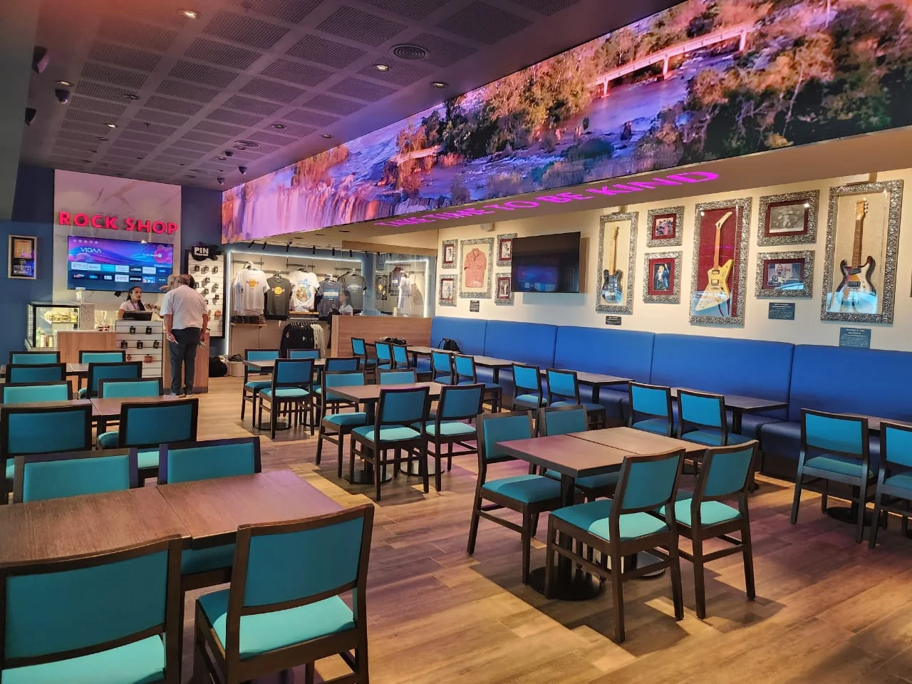 Pantalla panorámica integrada al salón de Hard Rock Cafe en el aeropuerto de Iguazú.