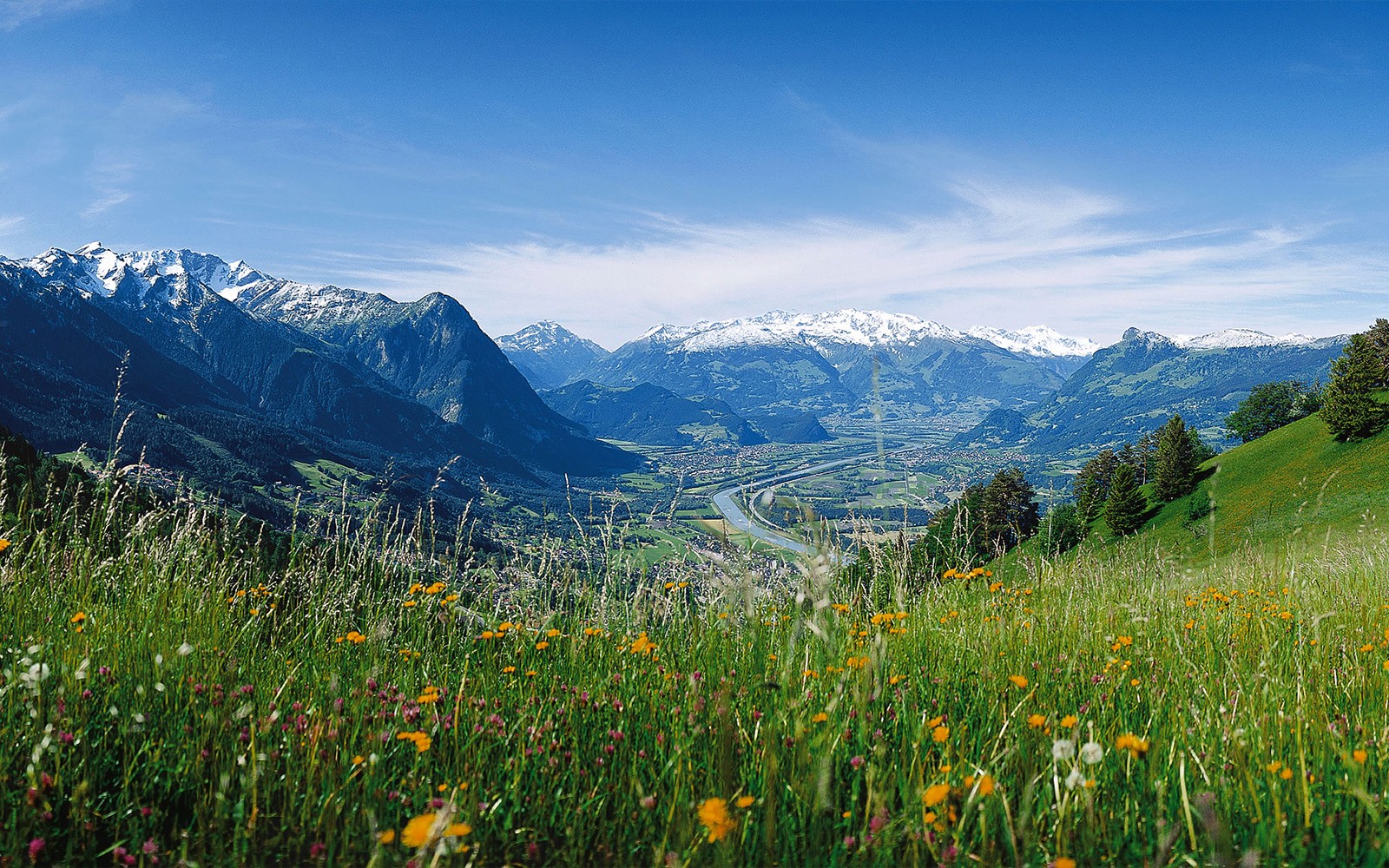 在希戴兰的风景中，您可以欣赏到山脉、山谷以及野花的美丽。
