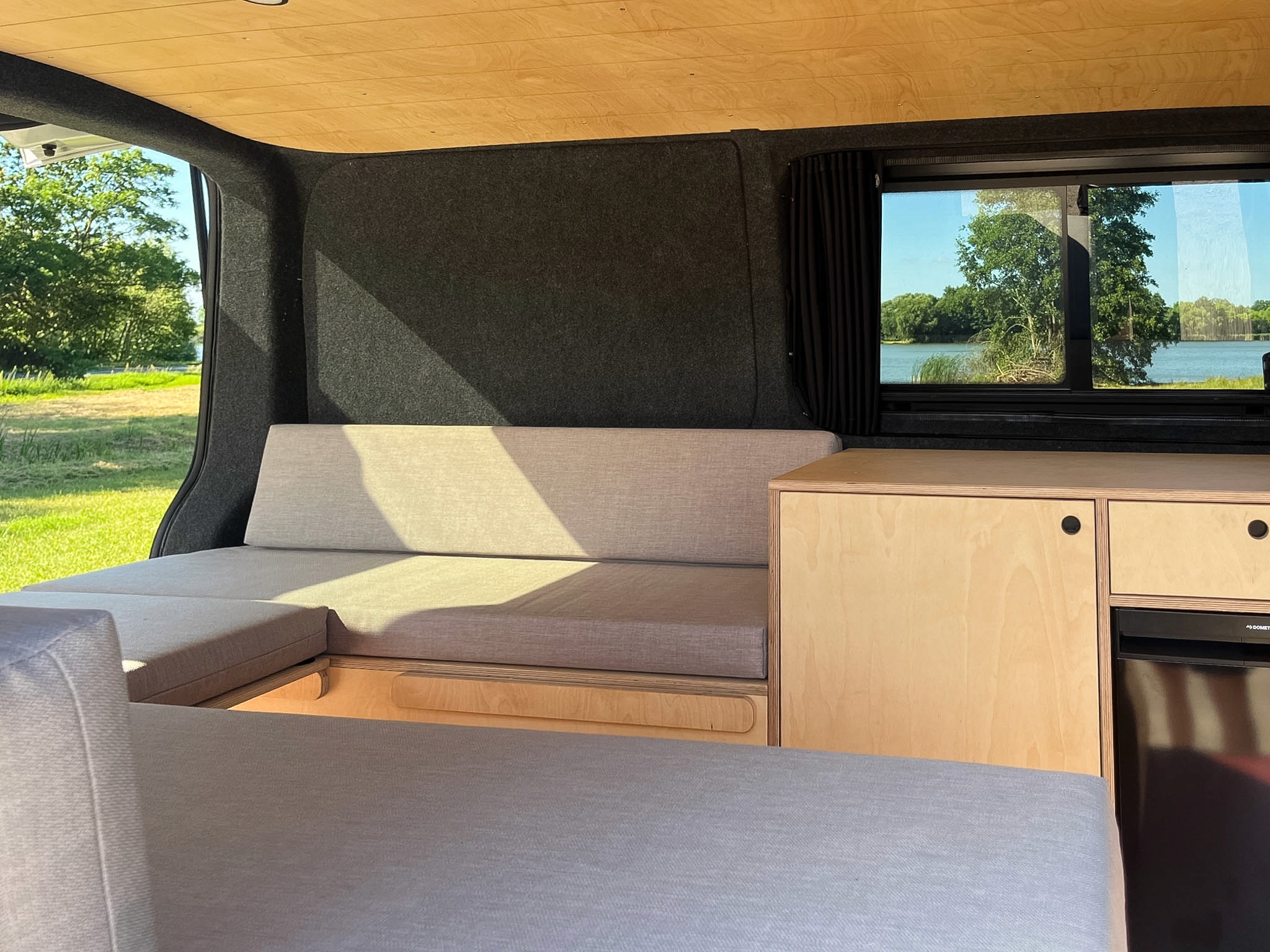 Volkswagen T6 Camper mit individuellem Ausbau aus Birke Multiplex