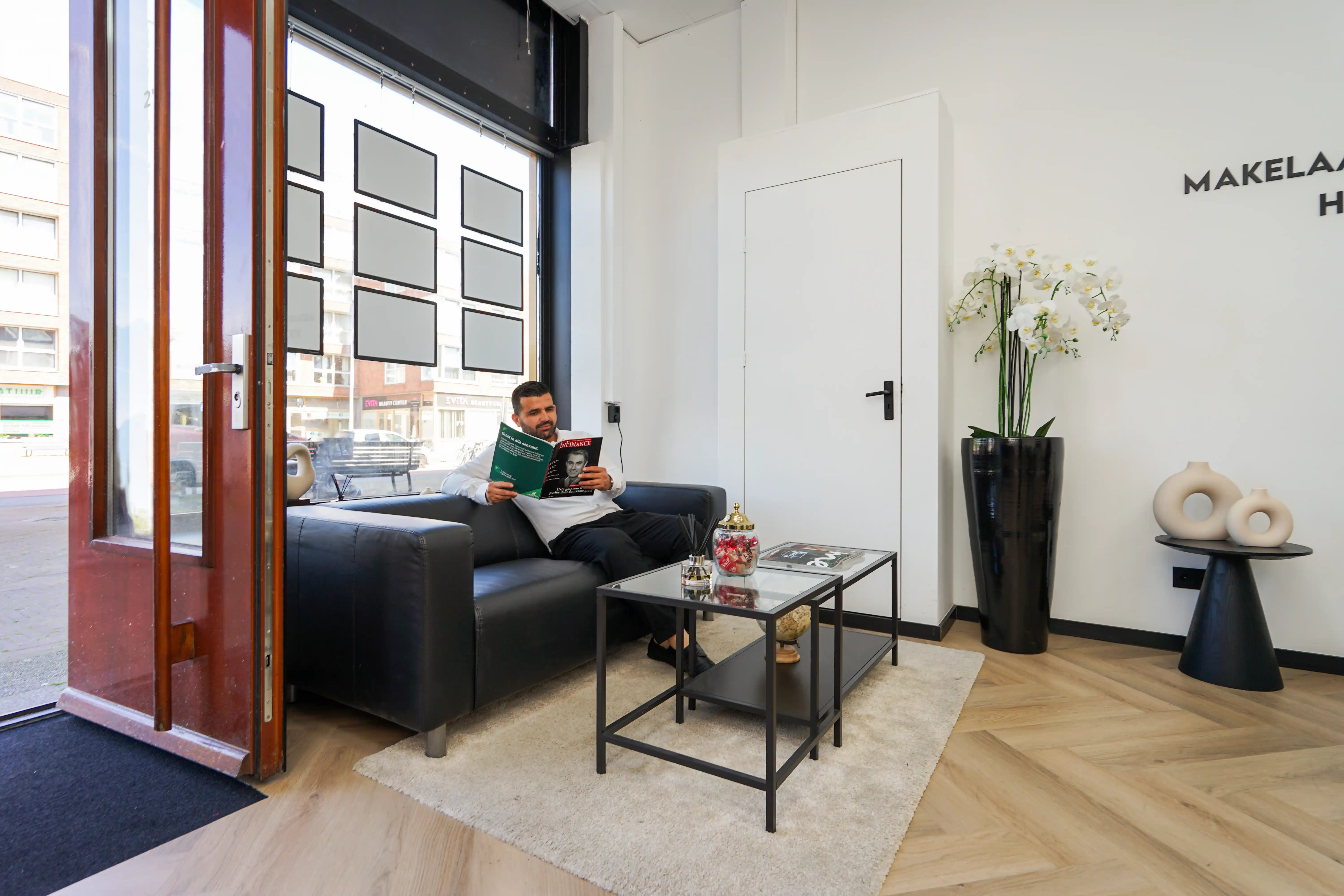 Adviseur ON Makelaardij in gesprek op kantoor in Den Haag