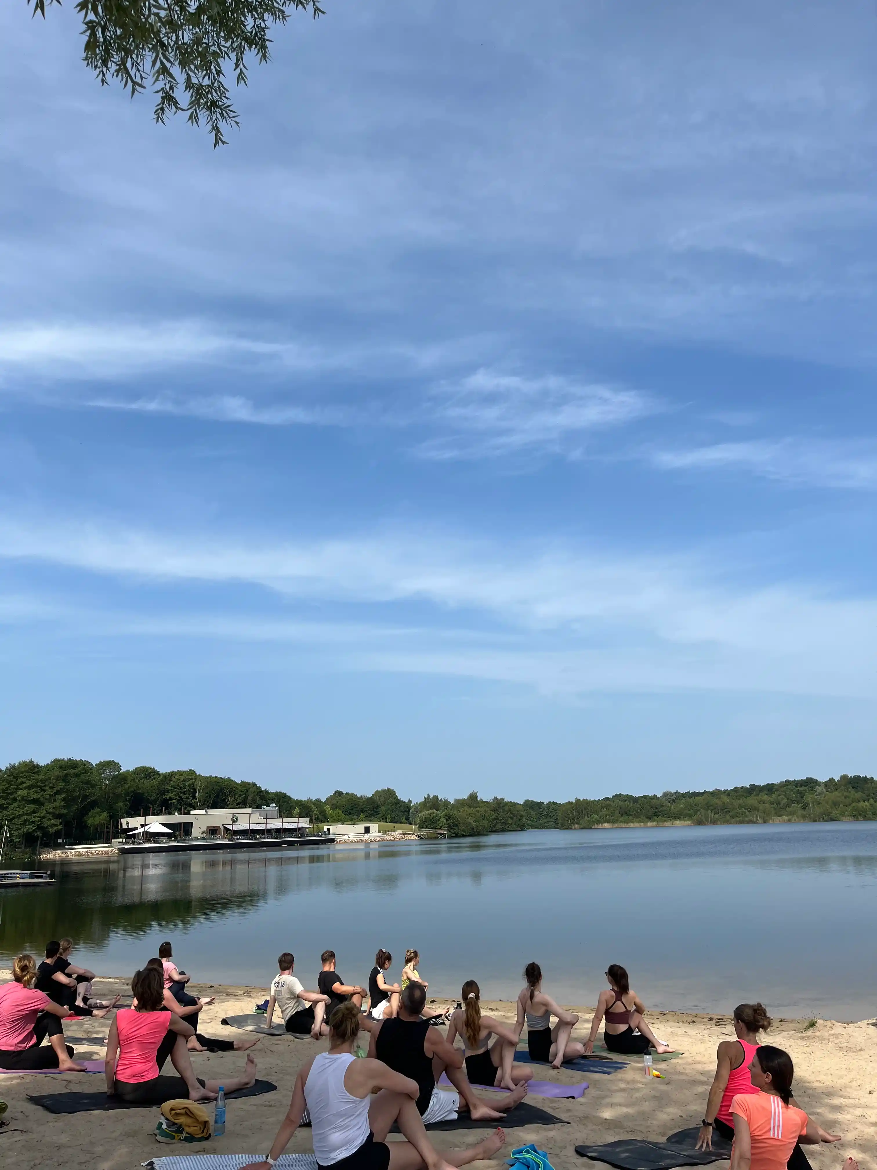 Yoga-Event mit gesunden Snacks und Team-Entspannung am Dranländersee, organisiert von Strong Partners als Anbieter für Betriebliches Gesundheitsmanagement und gesundheitsfördernde Firmen-Events.