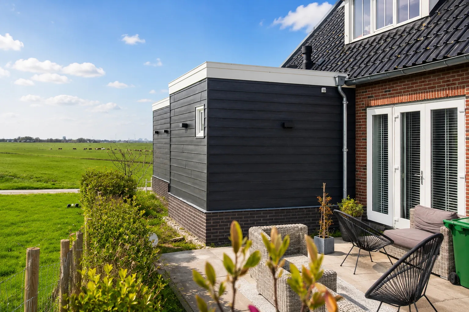 Kunststof deuren en kozijnen geplaatst in aanbouw aan boerderijwoning in Leidschendam