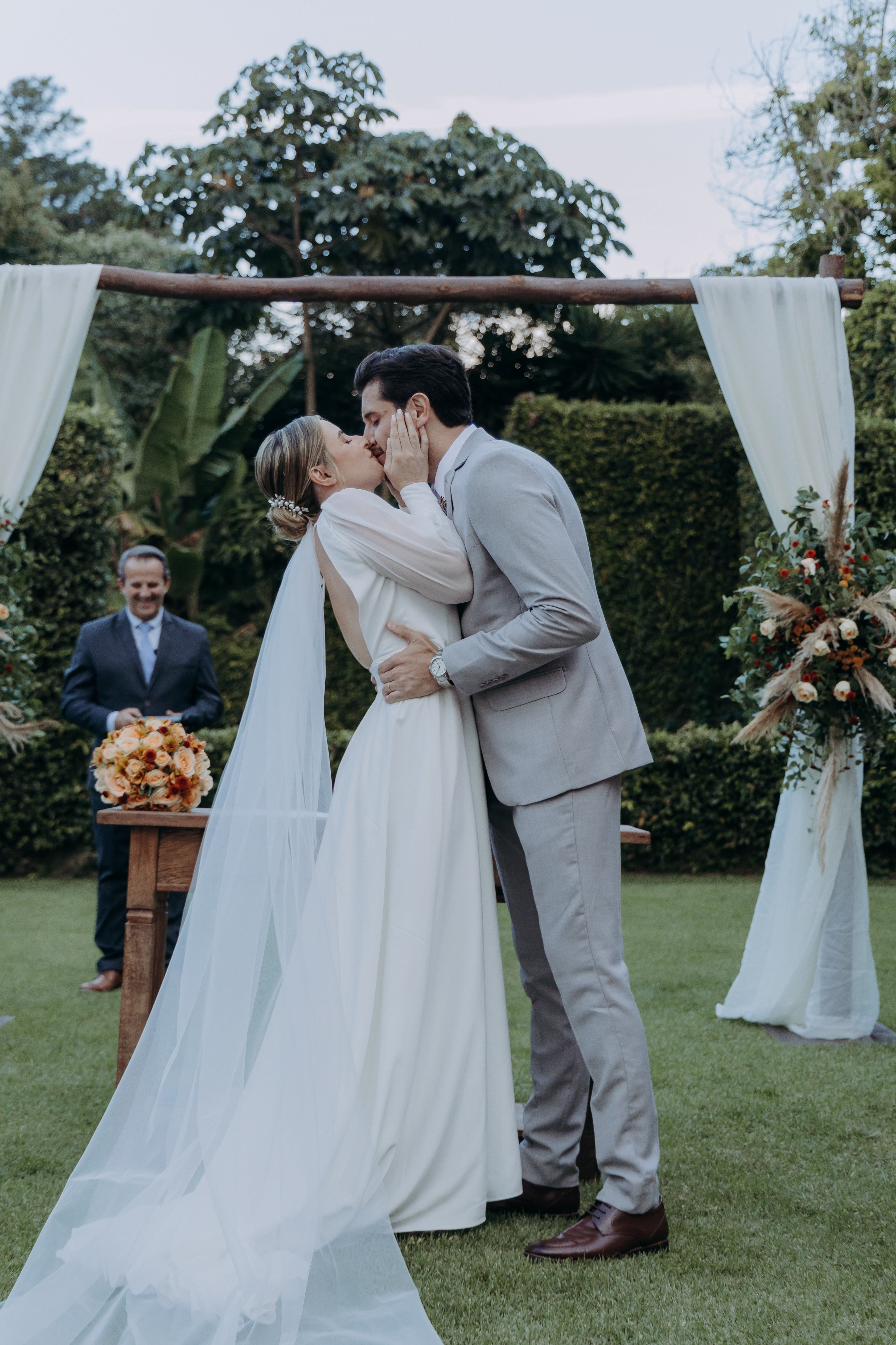 Casal em celebração com cenário elegante e buffet assinado em Poços de Caldas