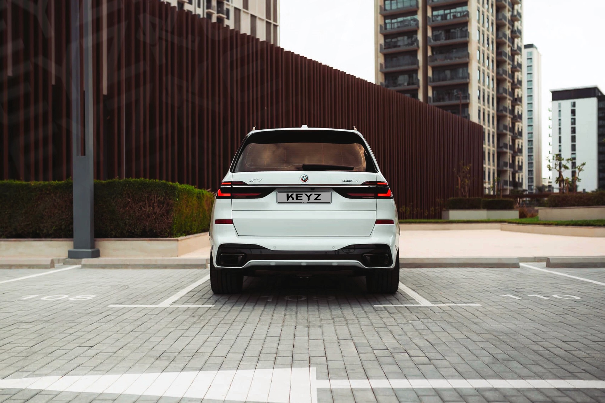 Vue extérieure arrière BMW X7 Blanc – Location SUV à Dubaï | Keyz Rent