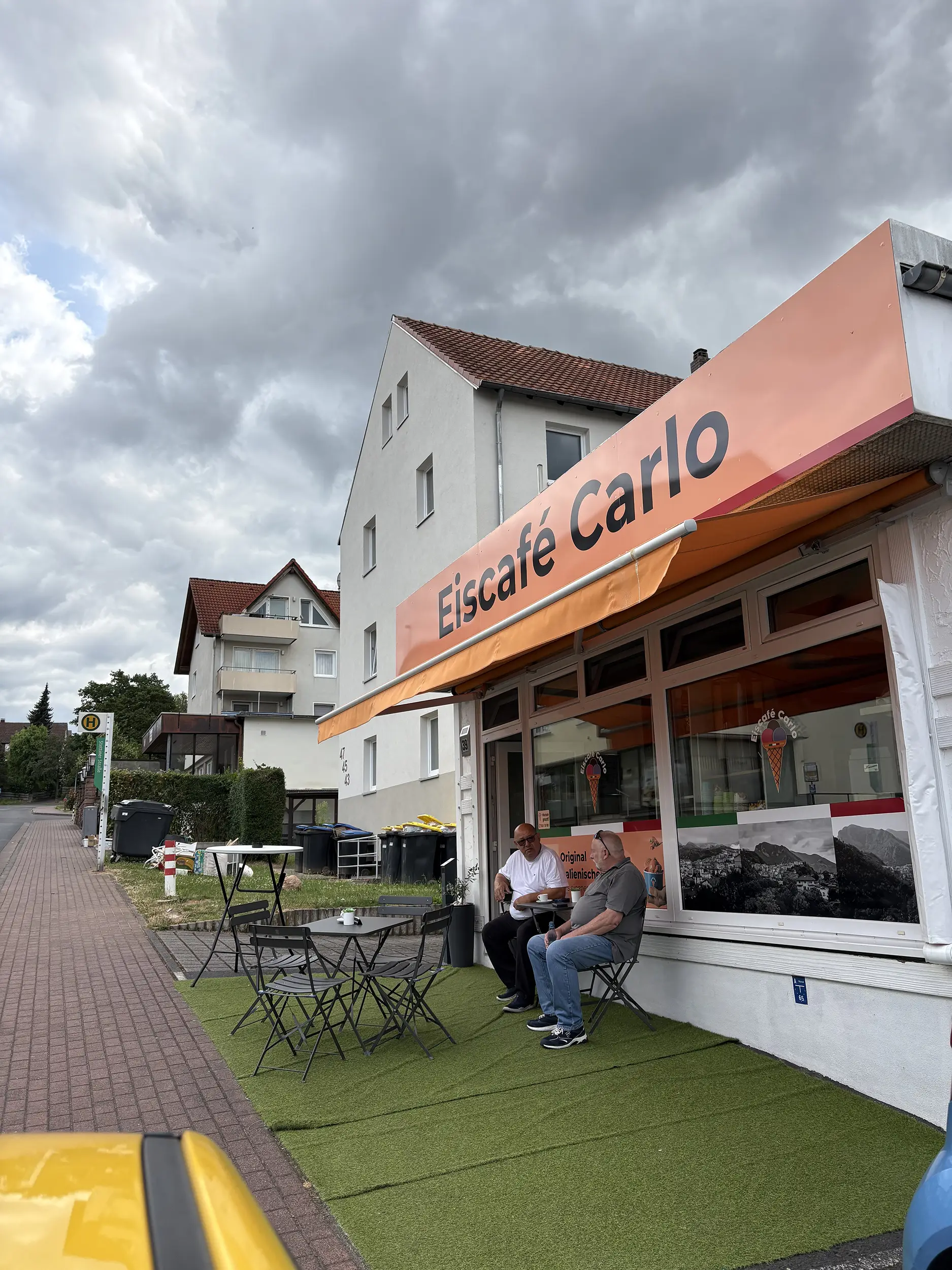 Außenansicht des Eiscafés Eis Carlo in Bad Hersfeld