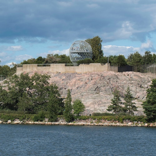 Korkeasaaren eläintarha mereltä katsottuna