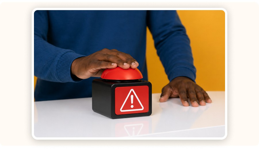 Main appuyant sur bouton rouge d’alerte symbolisant une erreur fréquente