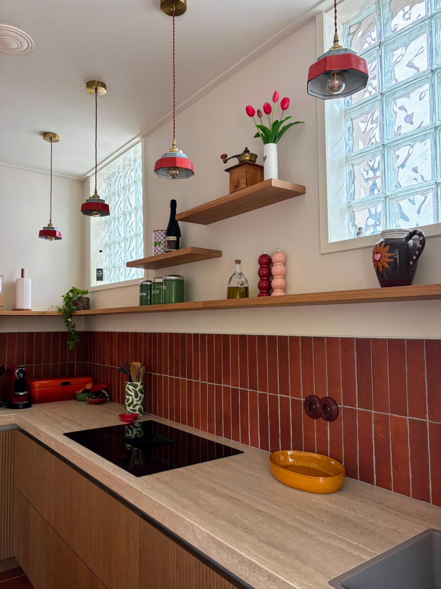 Wandplanken in een hoekopstelling uit gerecupereerd eikenhout in een warme en moderne keuken