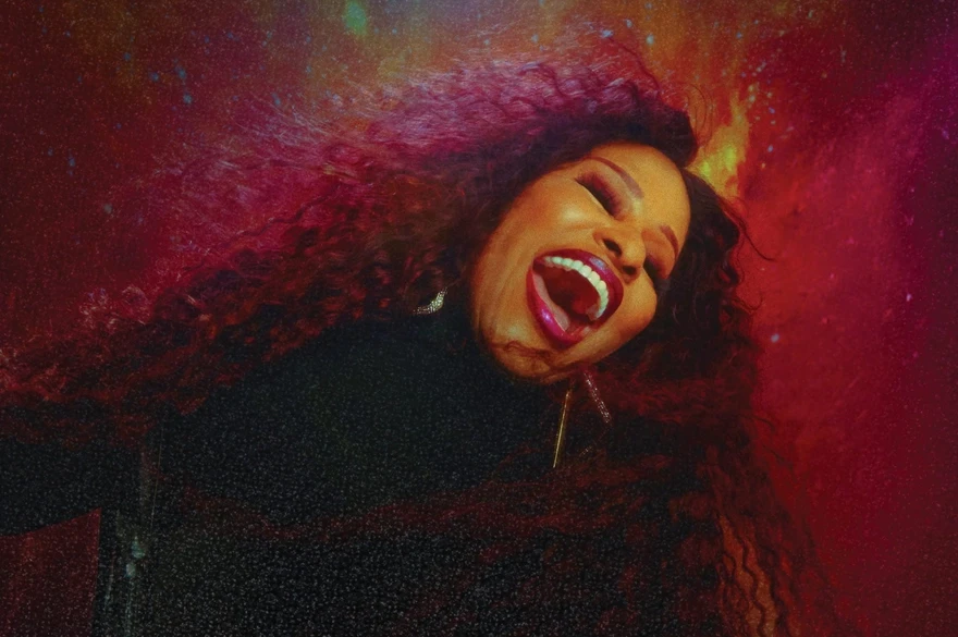 亚历山德拉·伯克在音乐剧《我是每一个女人》中饰演查卡·汗