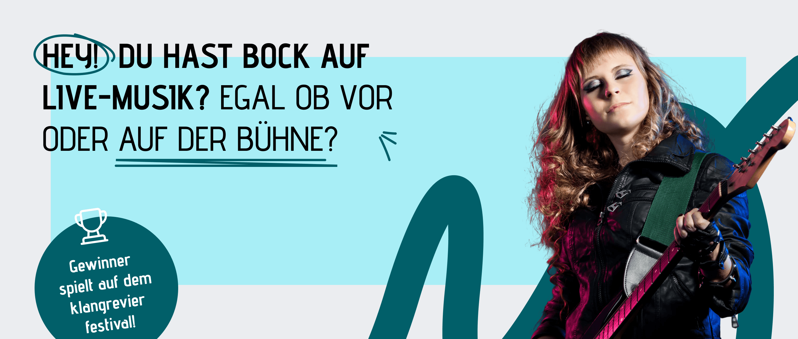 Roter Banner mit drei Vorteilen einer Mitgliedschaft: ‚Kostenloser Eintritt‘, ‚Exklusives Festivalbändchen‘ und ‚Mitglieder-Newsletter‘. Rechts steht einer der Kamp-Lintforter Zechentürme mit KlangRevier-Flagge.